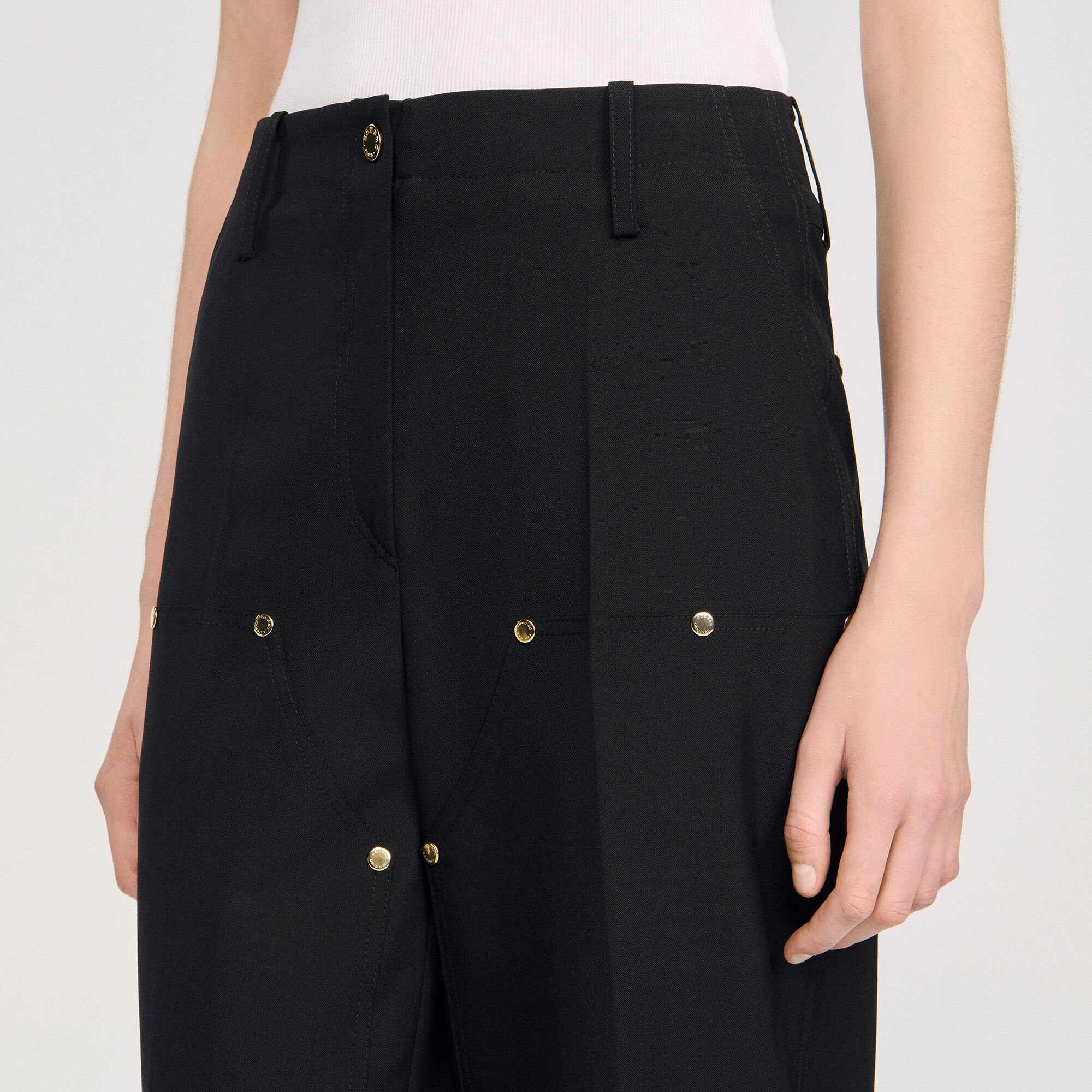 Pantalón fluido con remaches