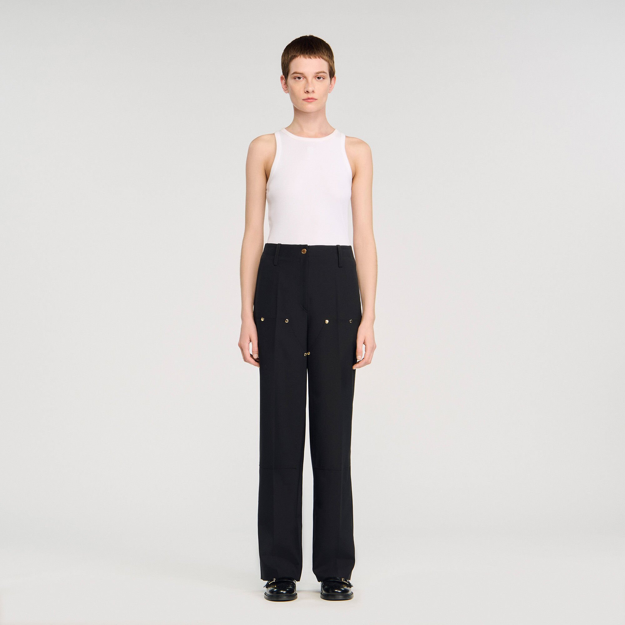 Pantalón fluido con remaches