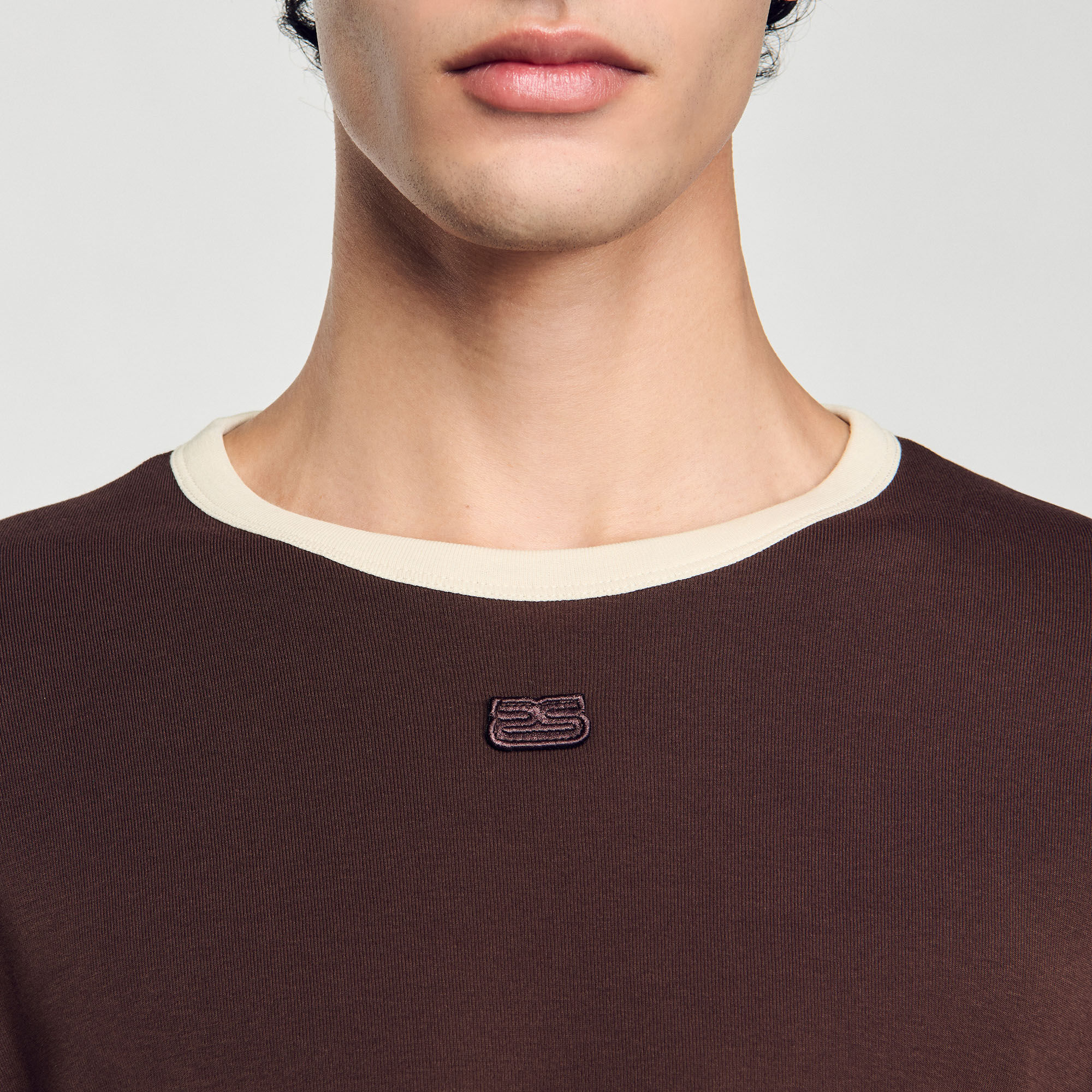 Camiseta bicolor con parche