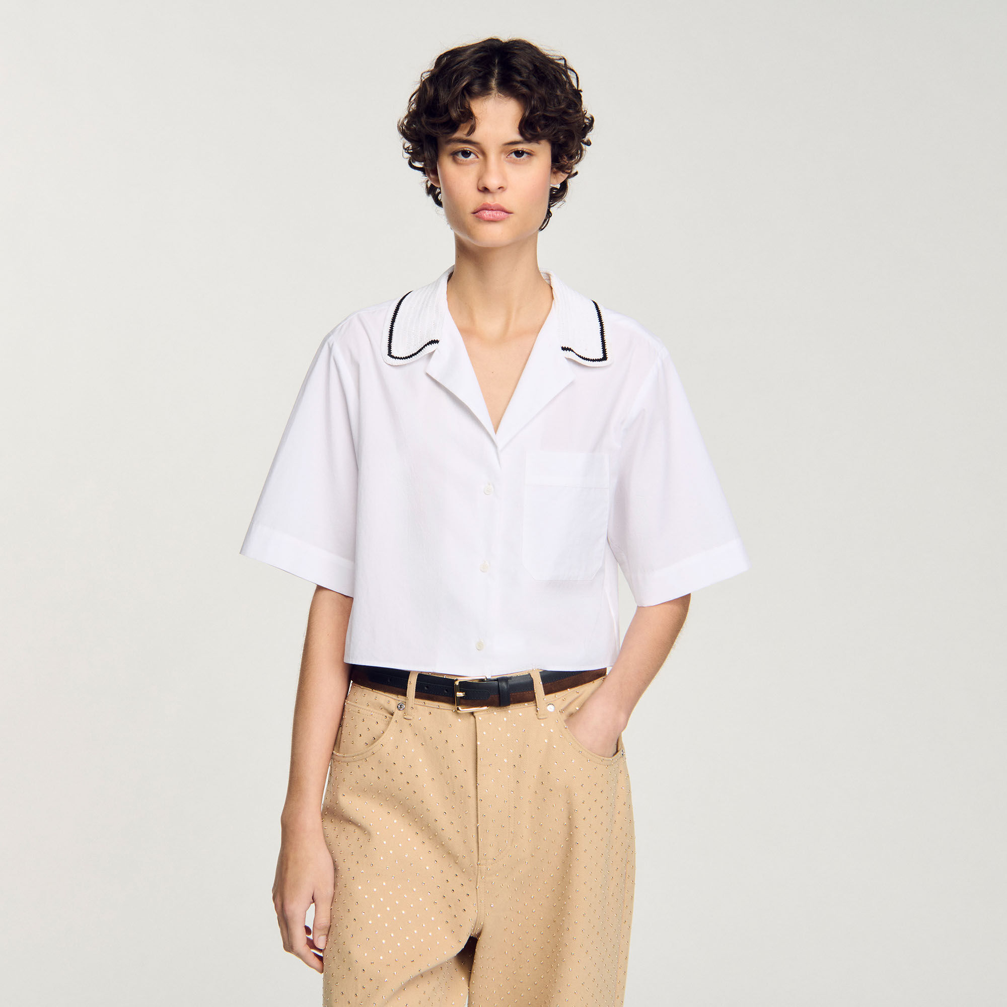 Camisa con cuello de ganchillo