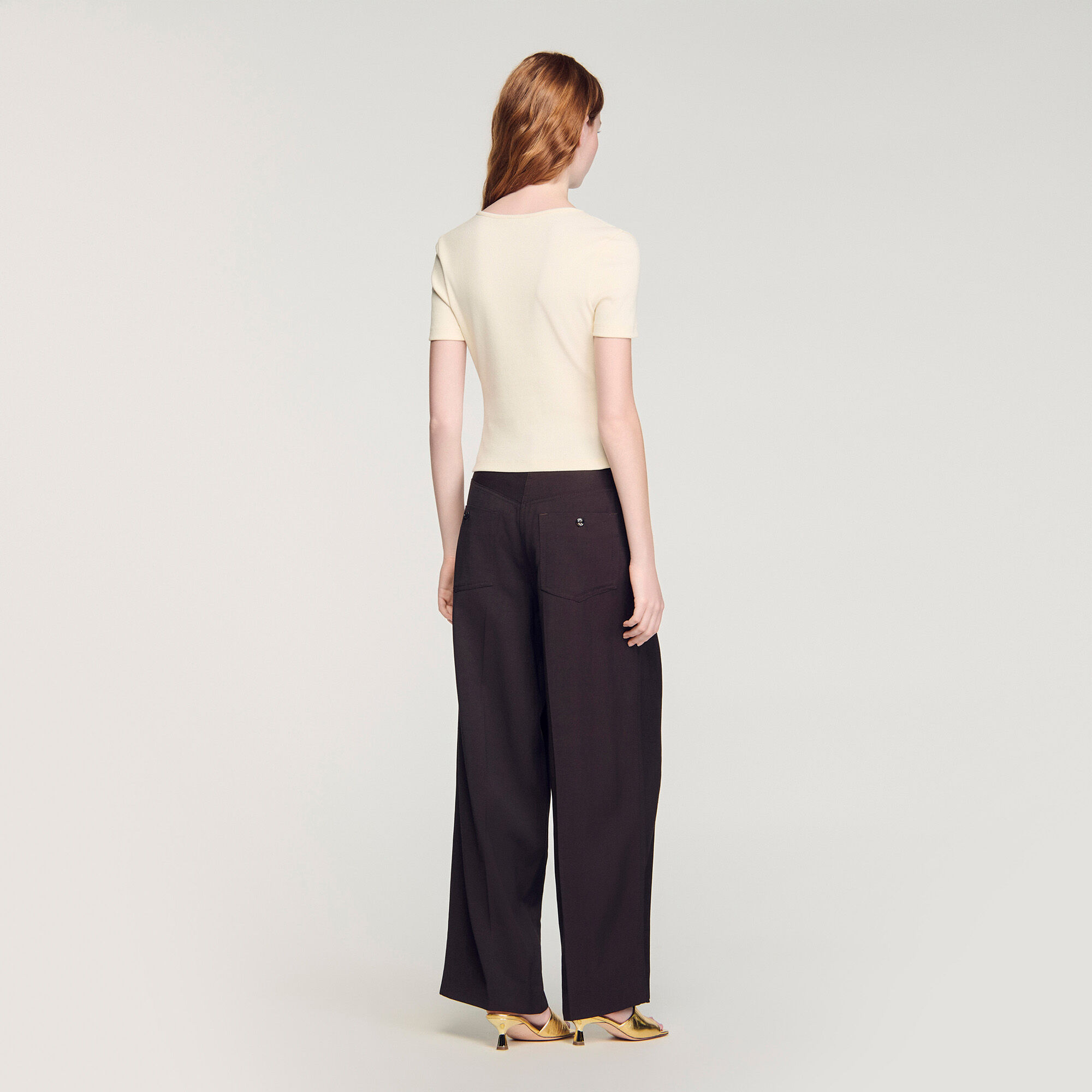 Camiseta corta de algod&oacute;n con joya