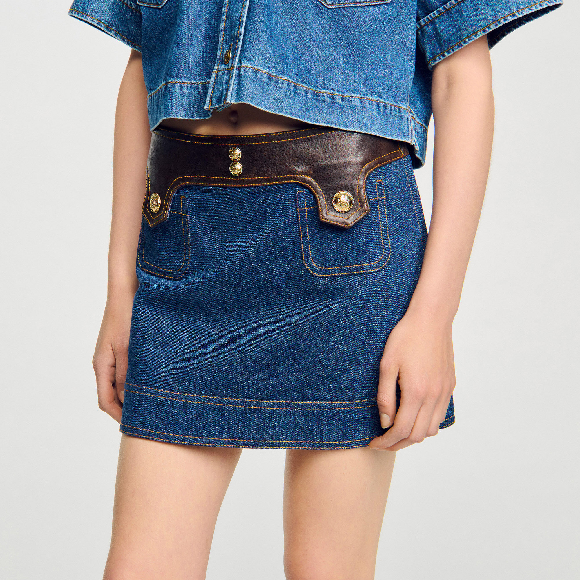 Falda corta de denim y cuero