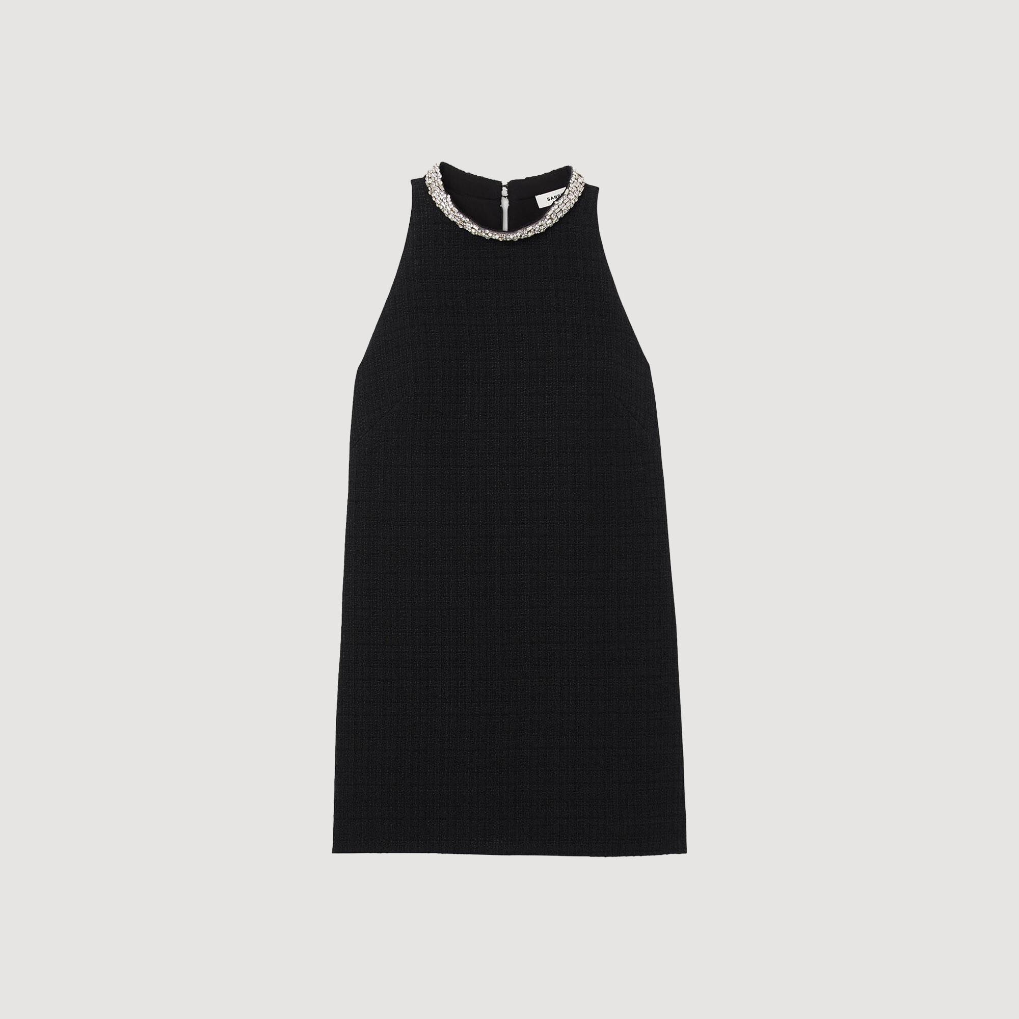 Vestido con cuello con bisutería