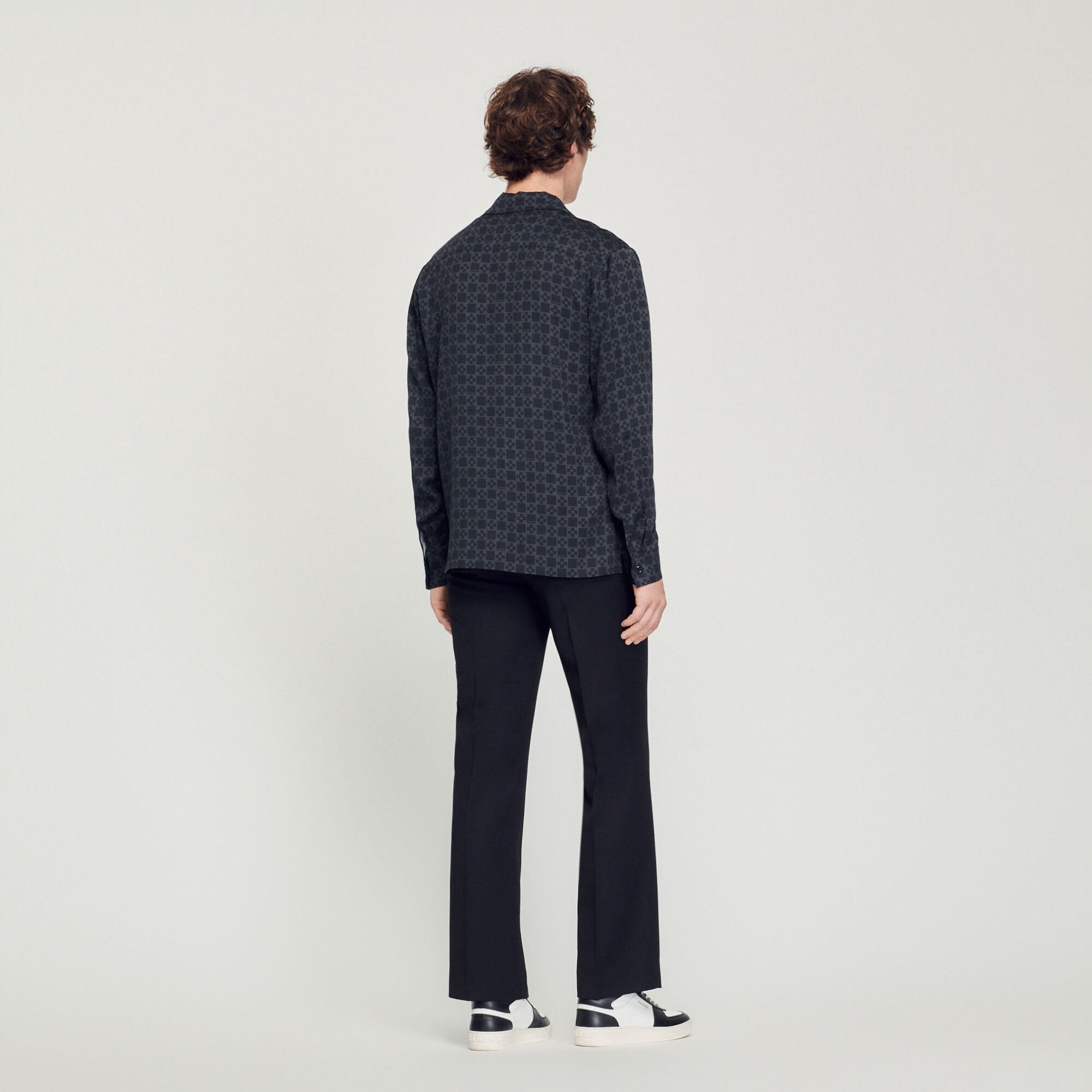 Camisa fluida de cuello estilo tiburón