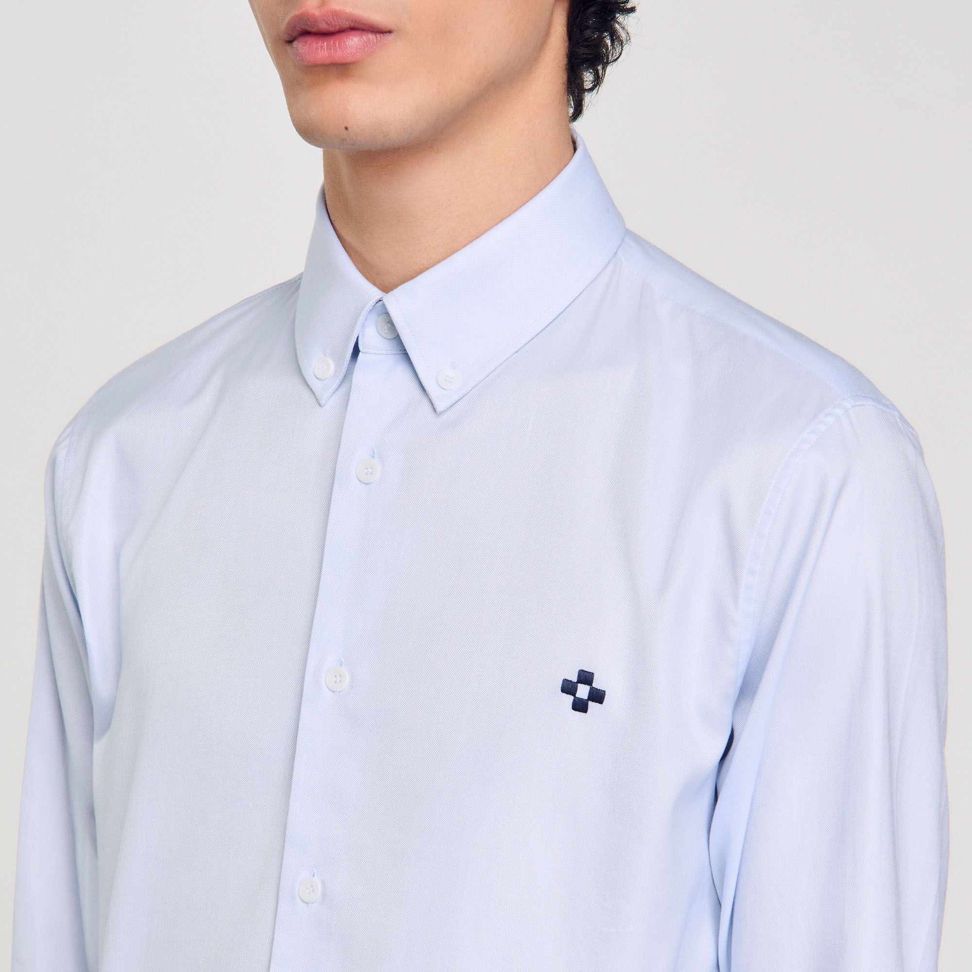 Camisa con parche de cruz