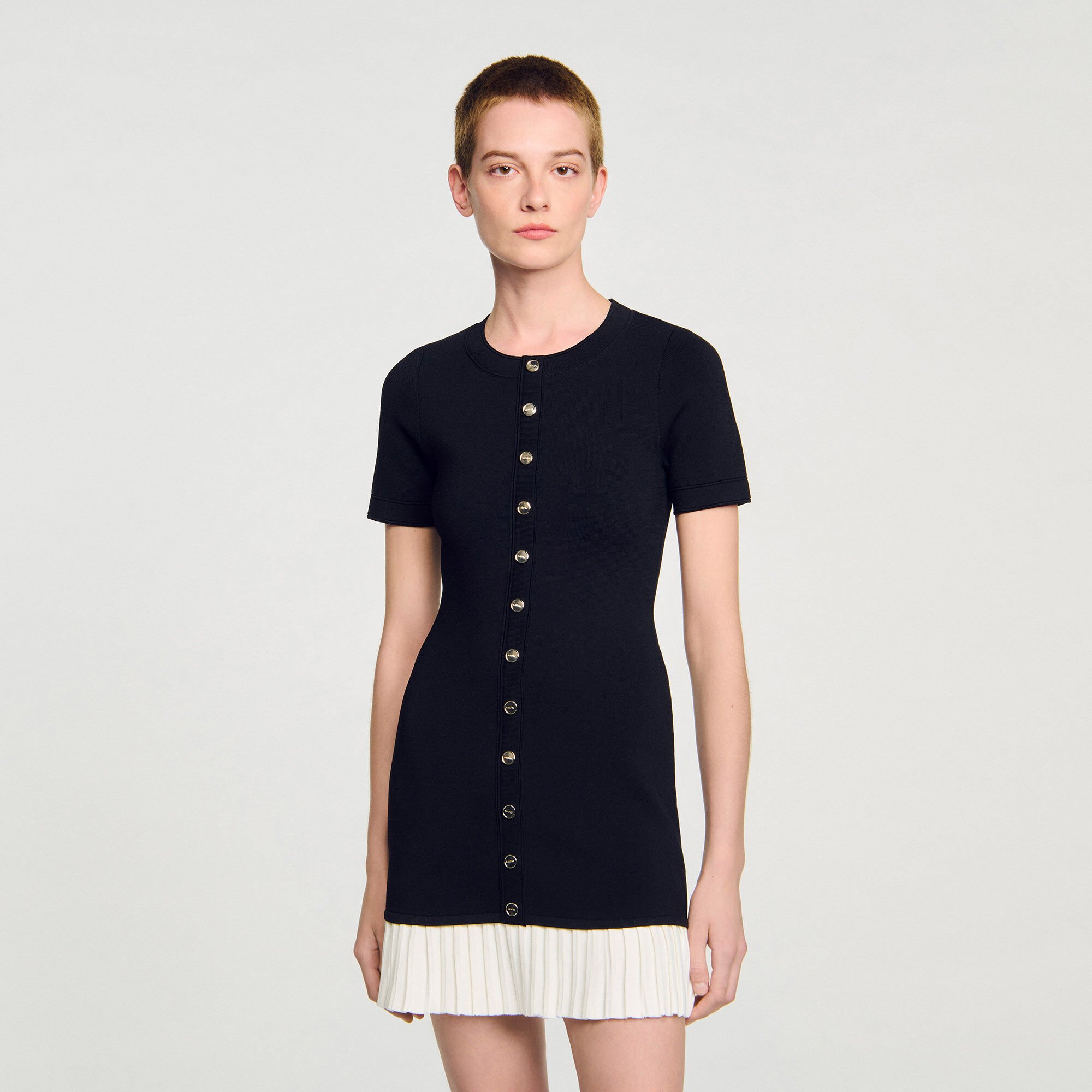 Vestido corto de punto con volante