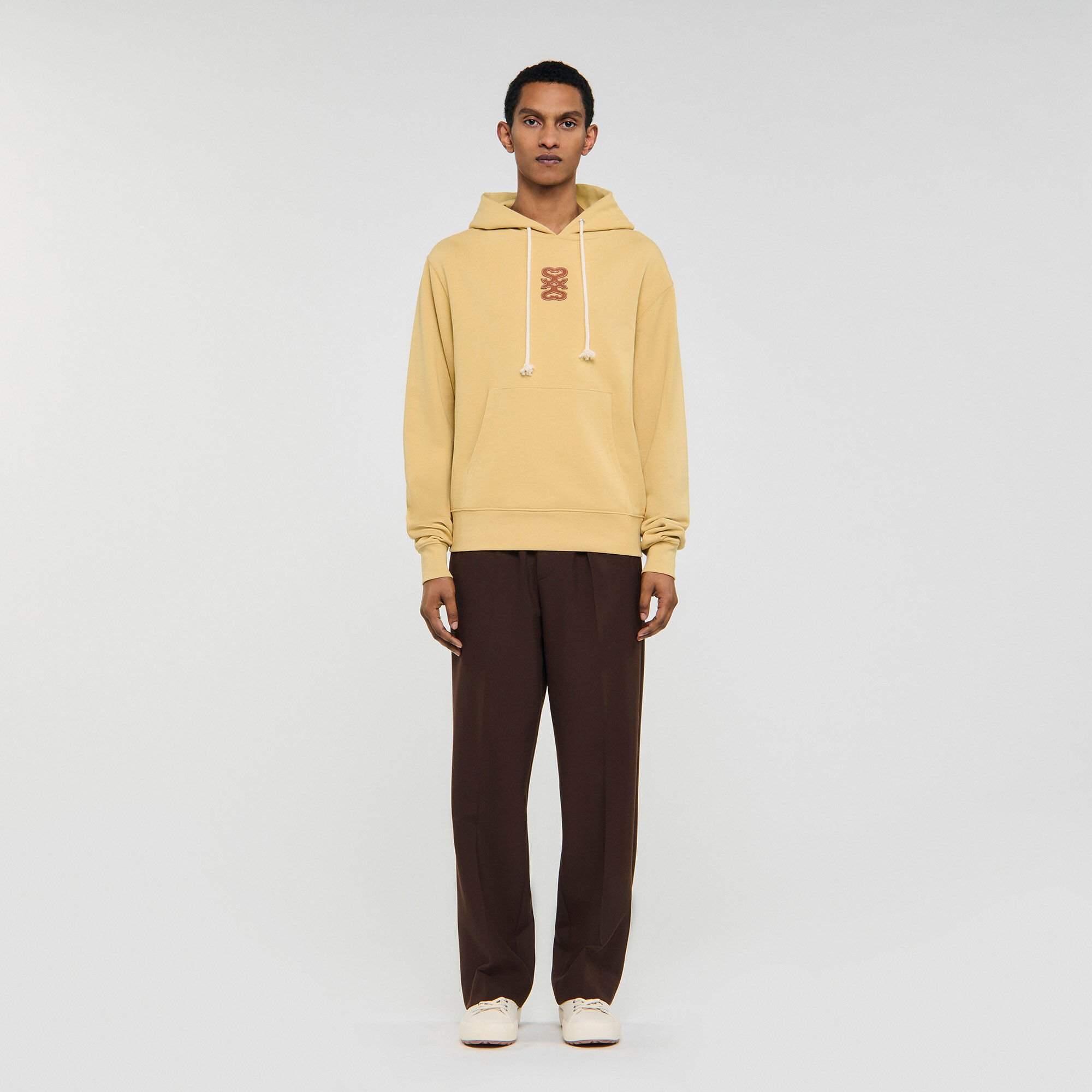 Sudadera con parche de cuero