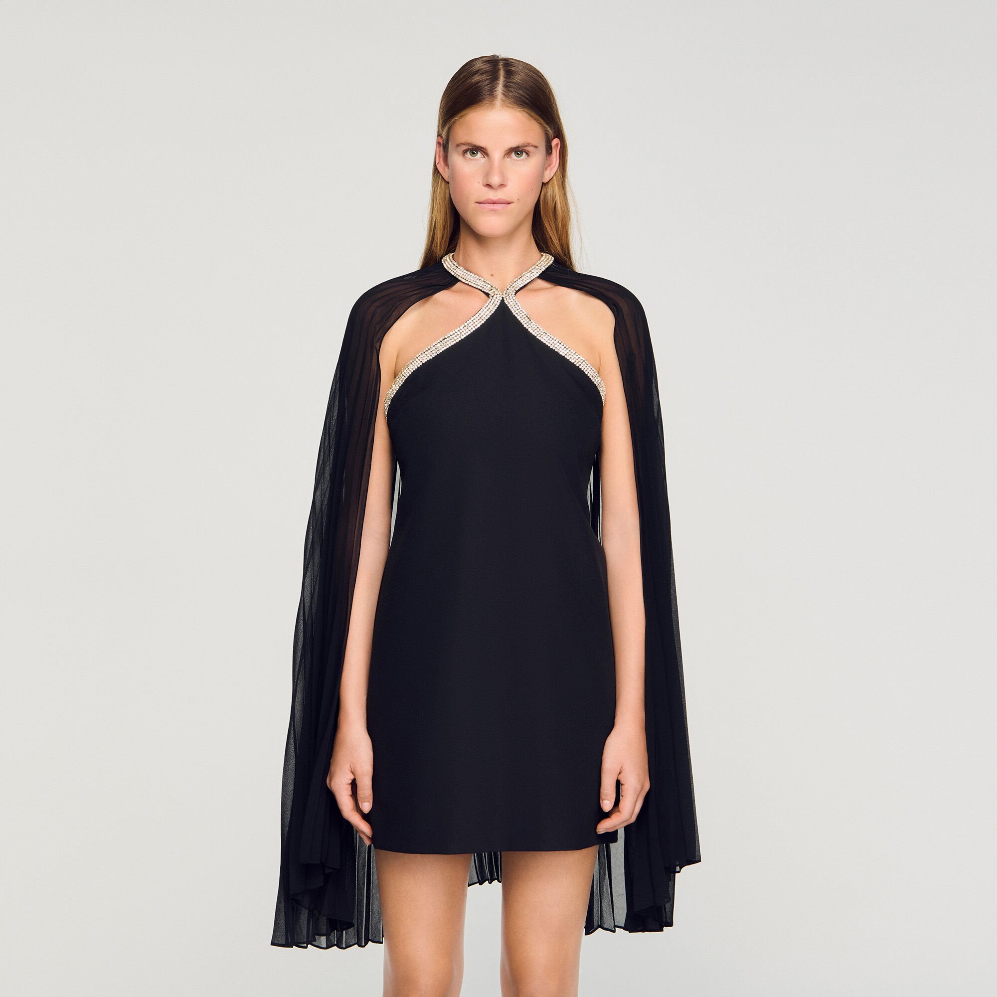 Vestido corto con capa adornada