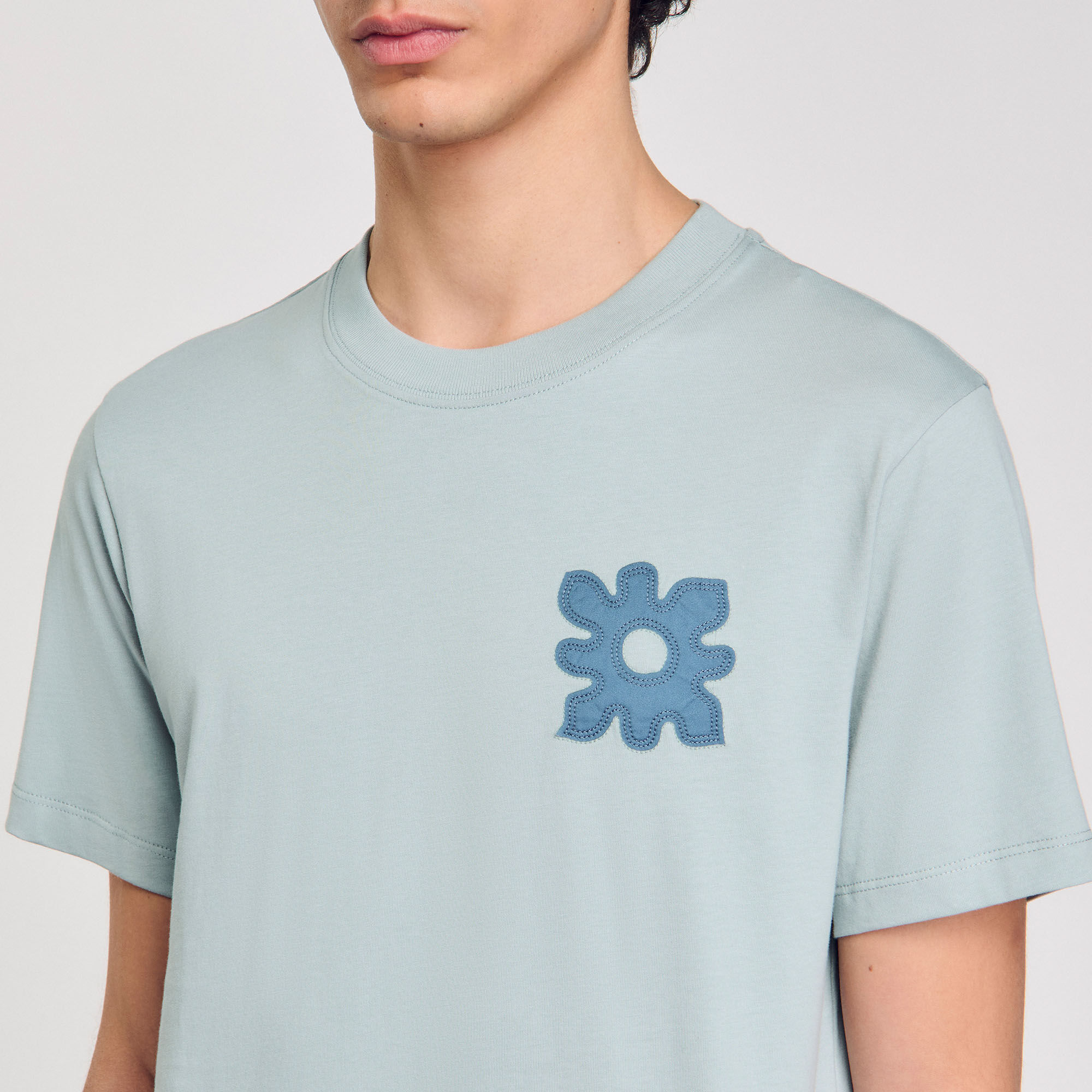 Camiseta con detalle de flor