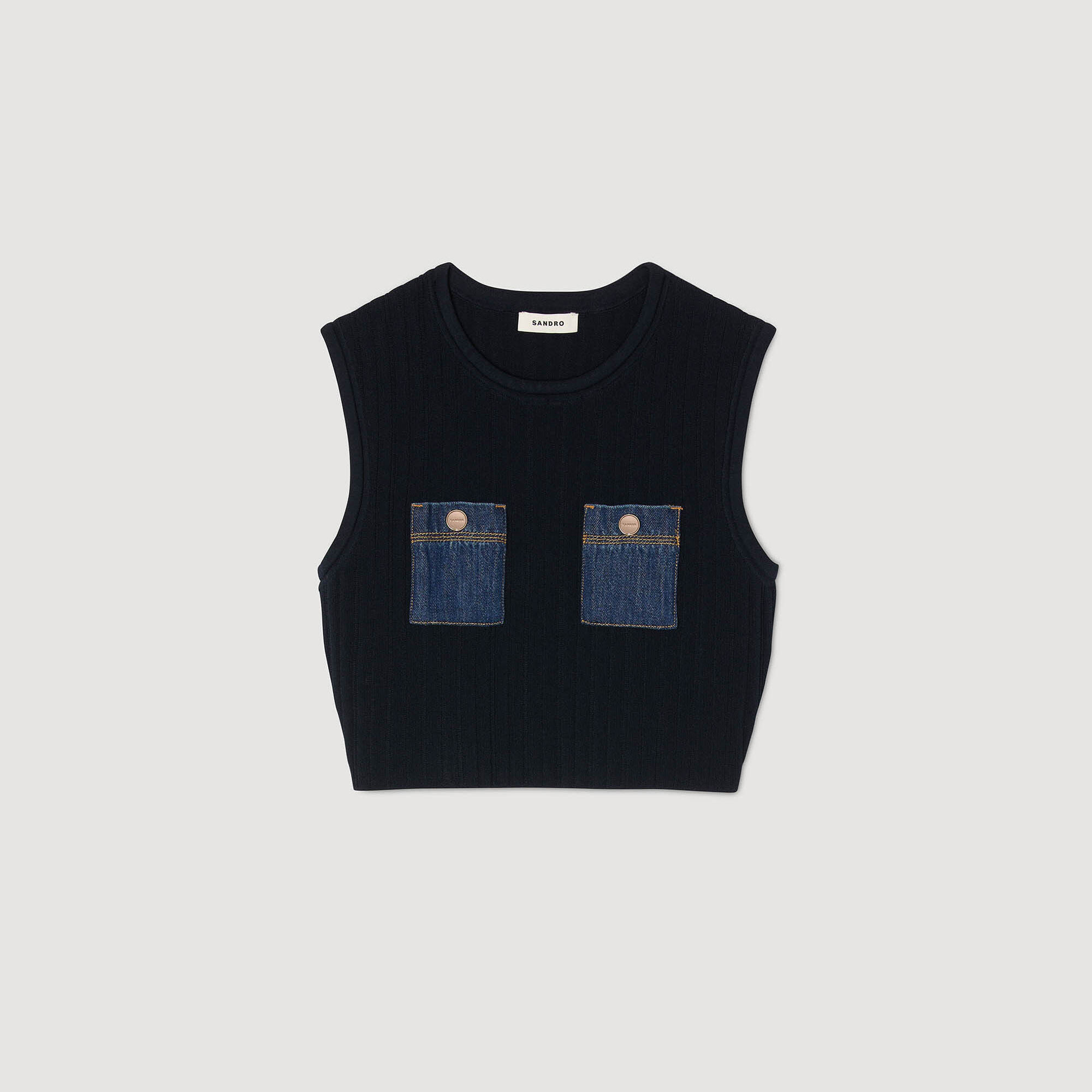 Top de punto y denim