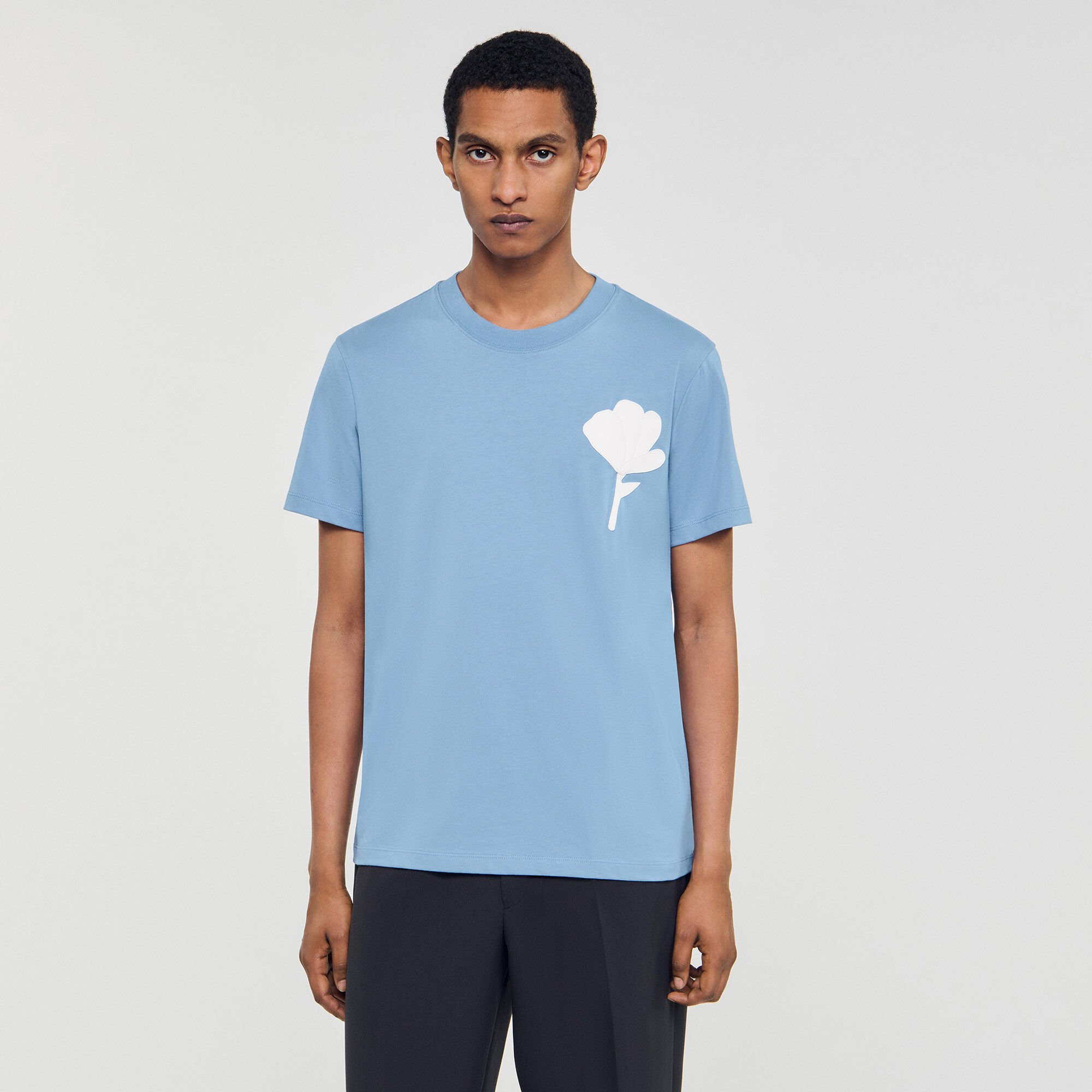 Camiseta con parche de flor