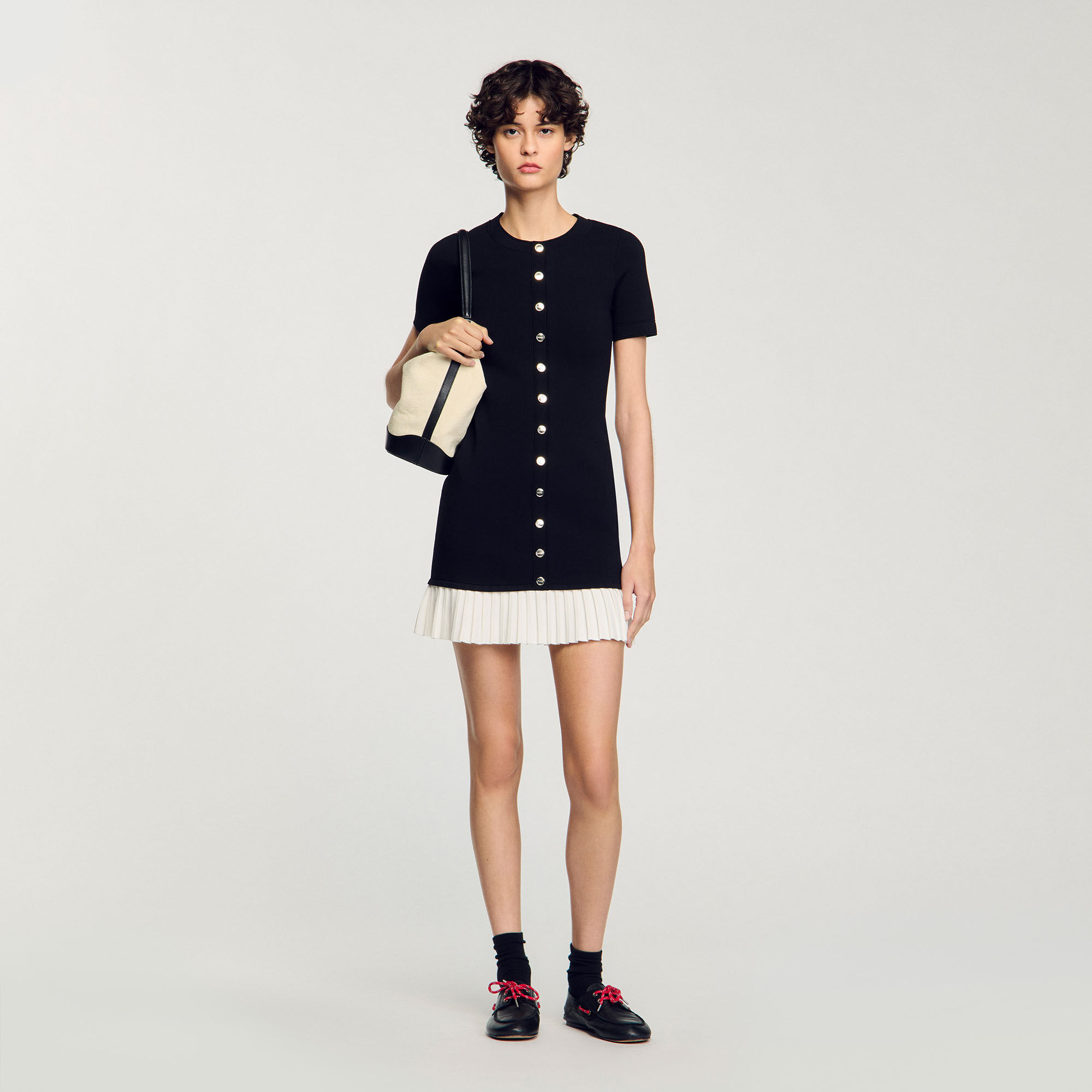 Vestido corto de punto con volante