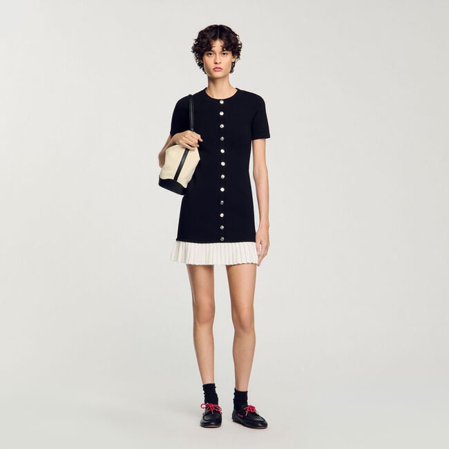 Vestido corto de punto con volante