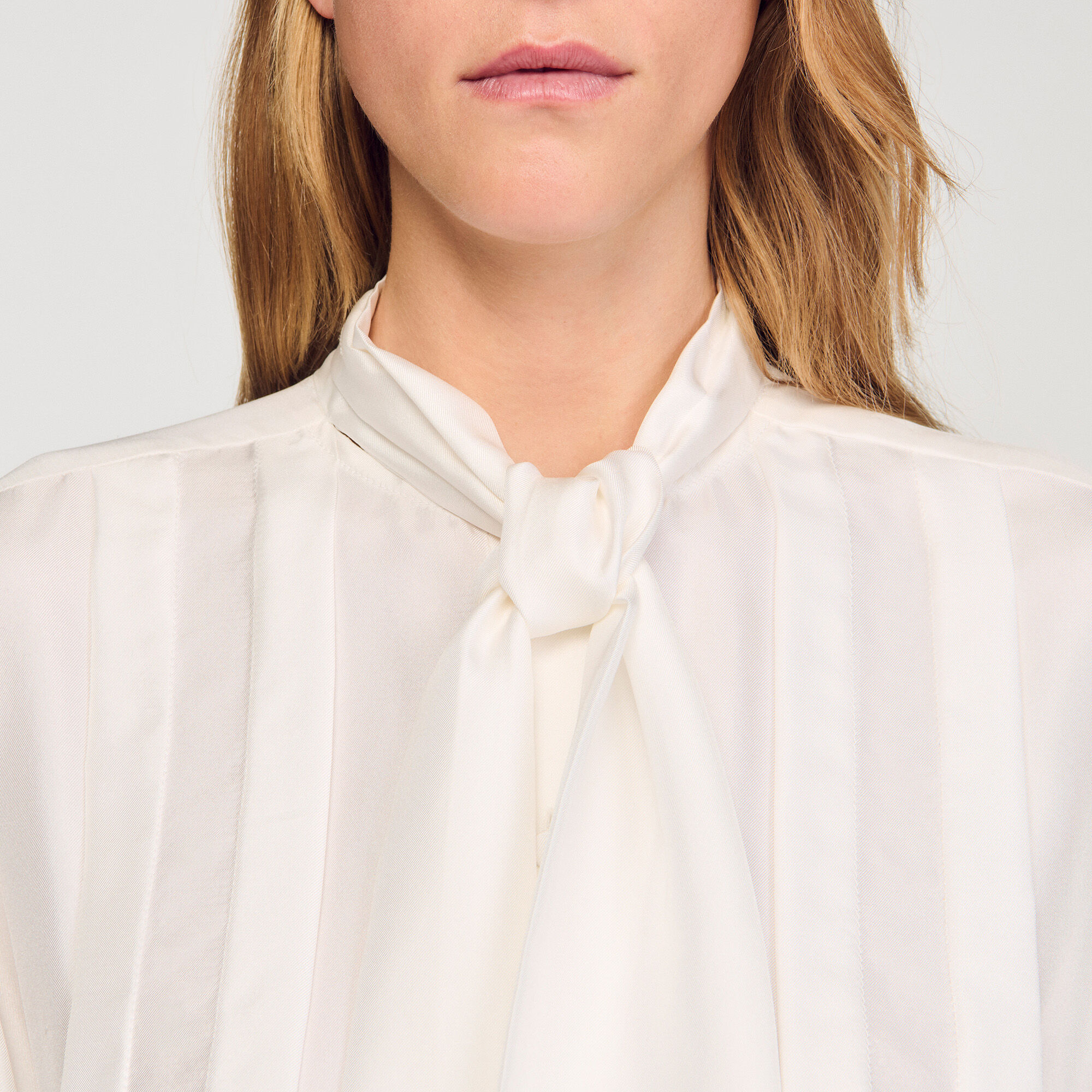 Camisa de seda con lavallière