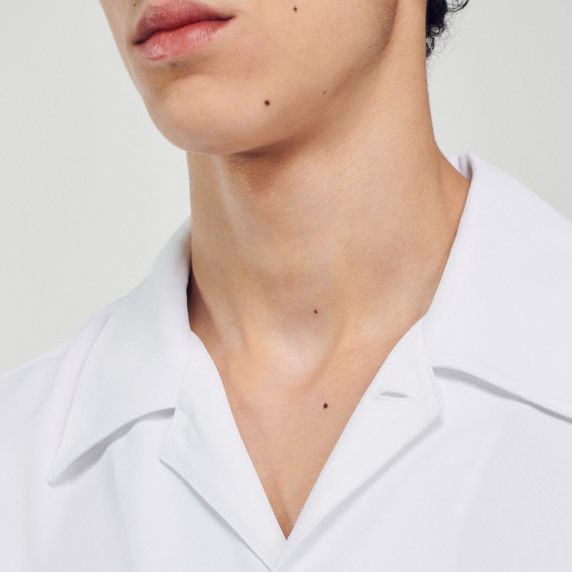 Camisa fluida de cuello estilo tiburón