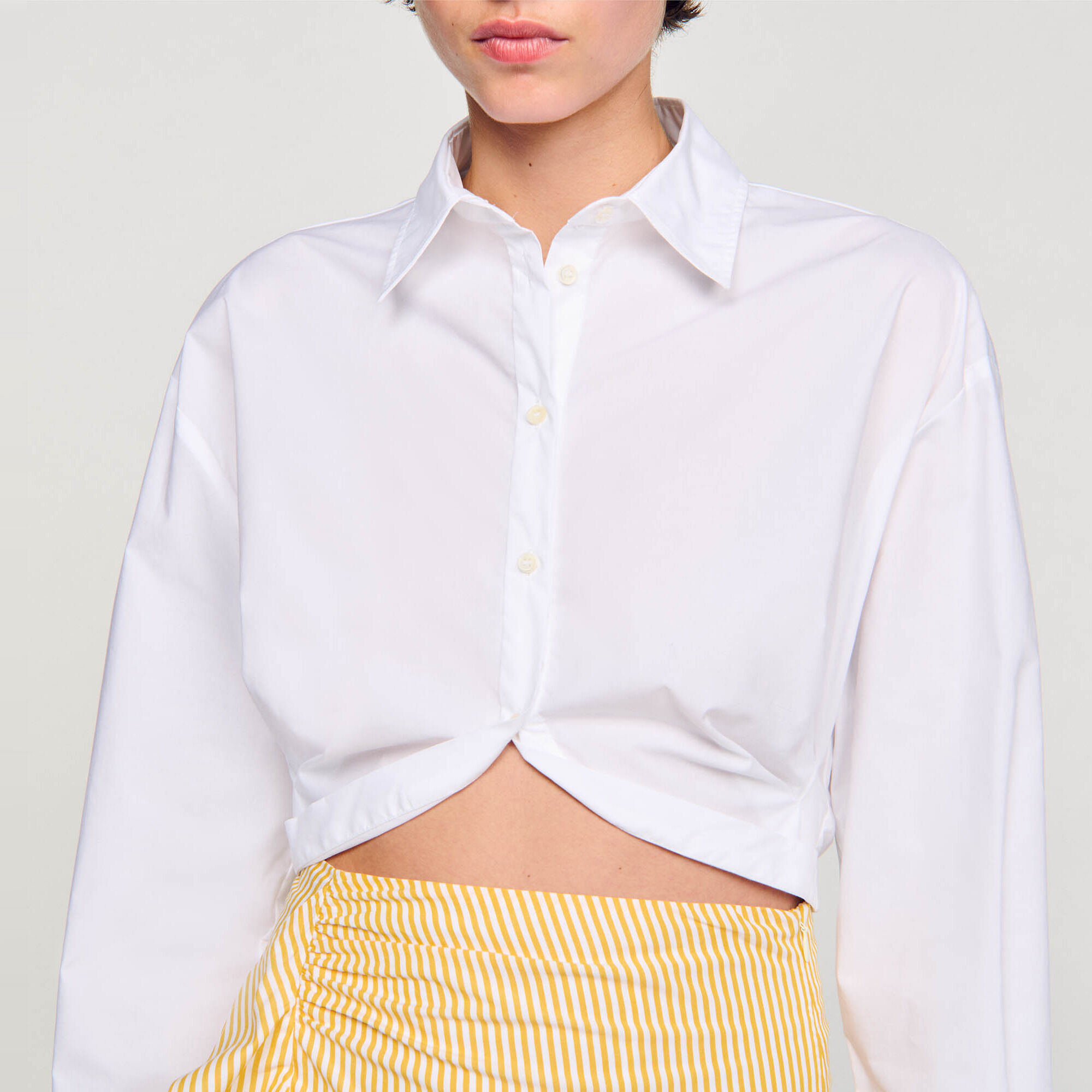 Camisa corta retorcida