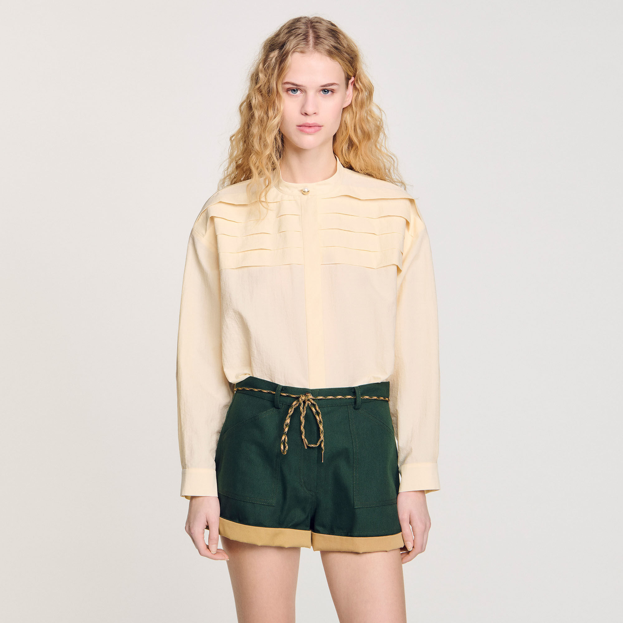 Camisa con detalle de joya