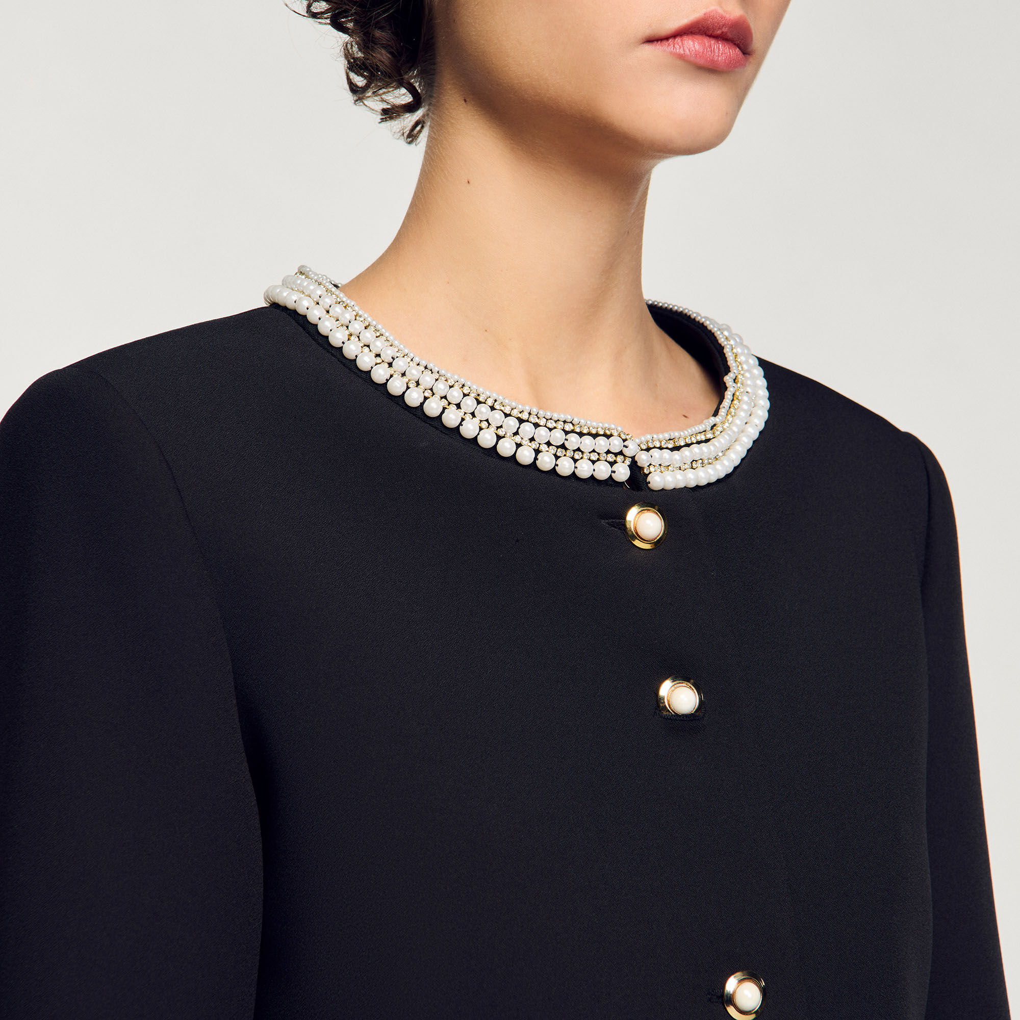 Chaqueta con cuello de pedrería