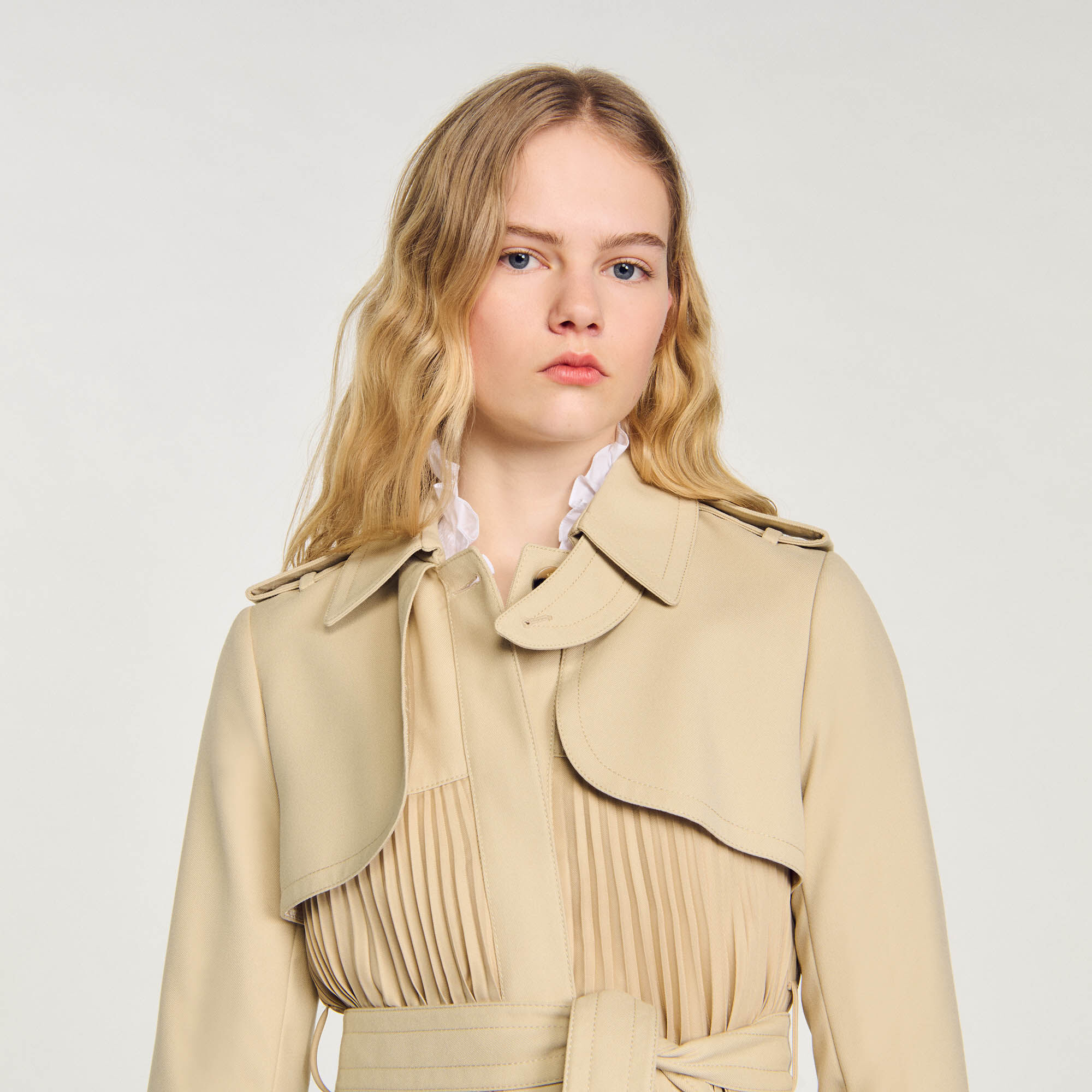 Gabardina plisada con cinturón