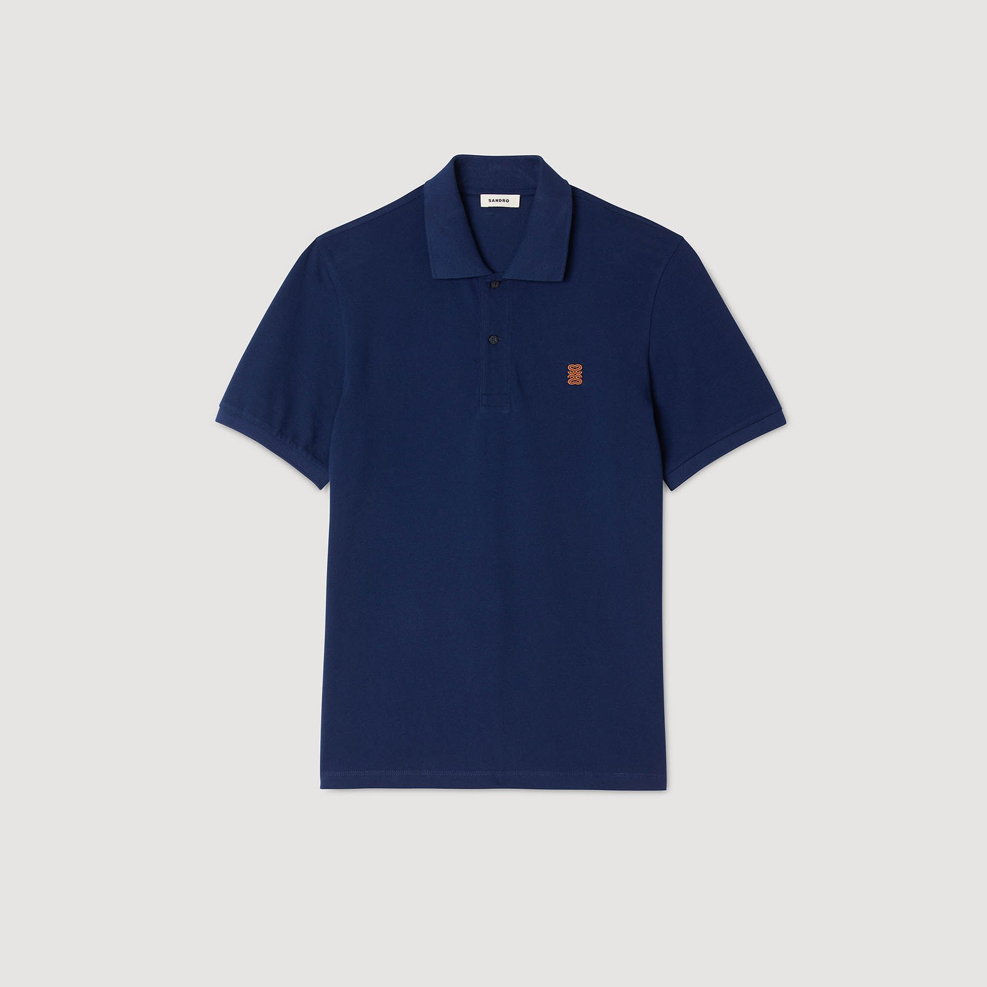 Polo con logotipo de cuero