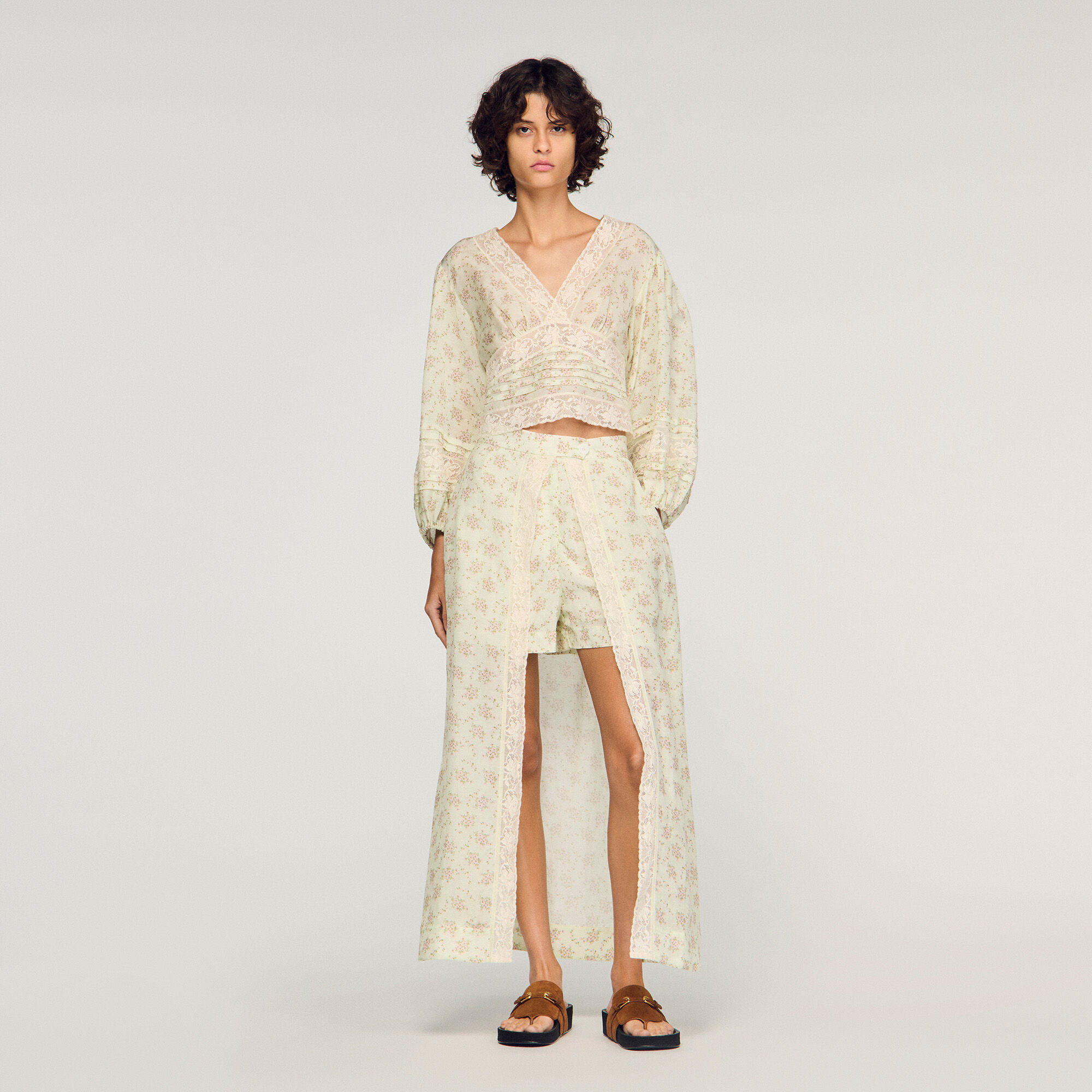 Top corto con estampado de flores