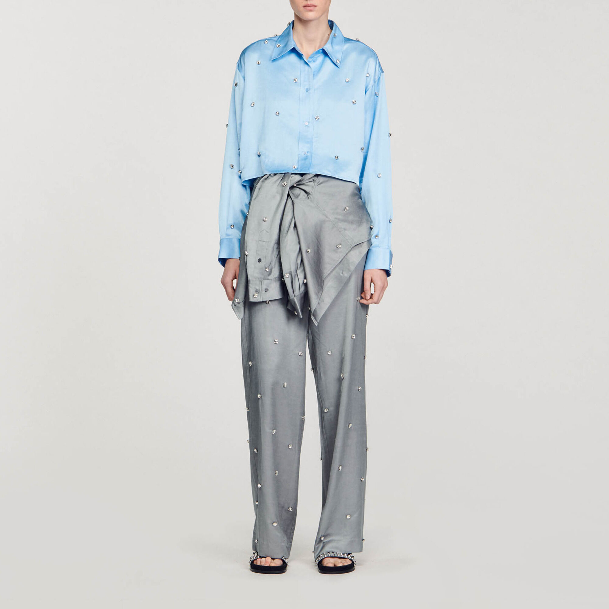 Camisa satinada decorada con strass