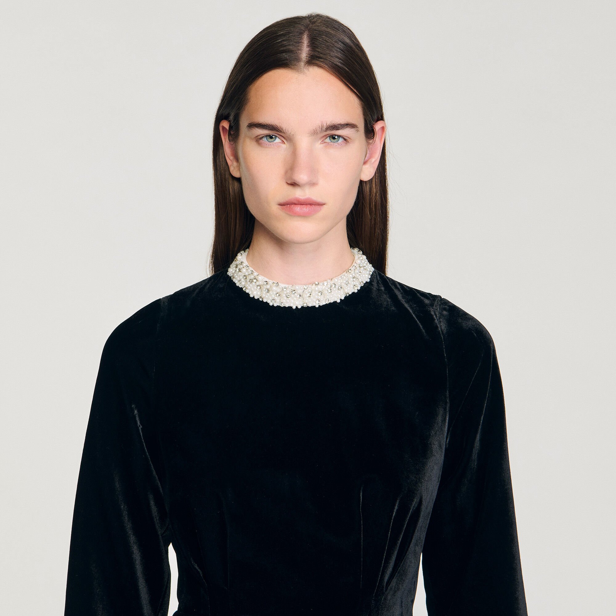 Vestido corto de terciopelo perlado