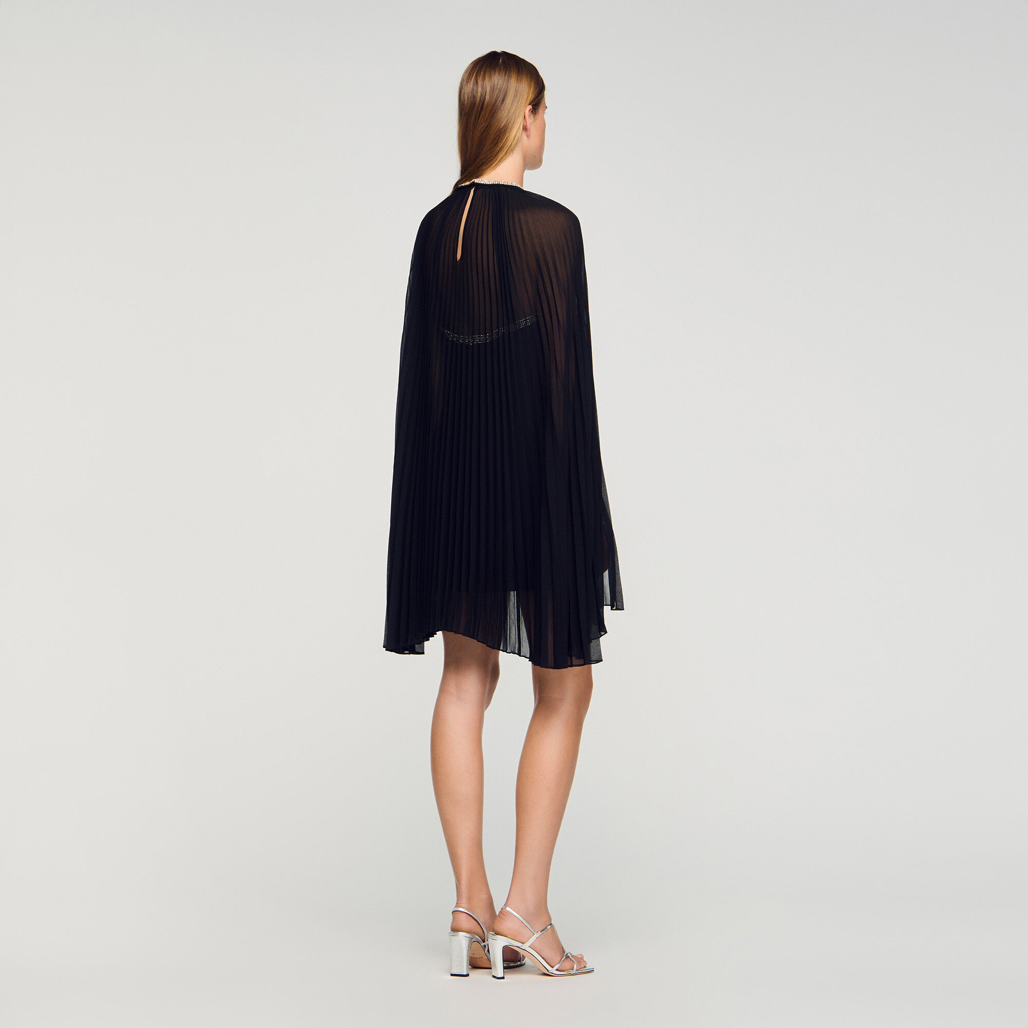 Vestido corto con capa adornada