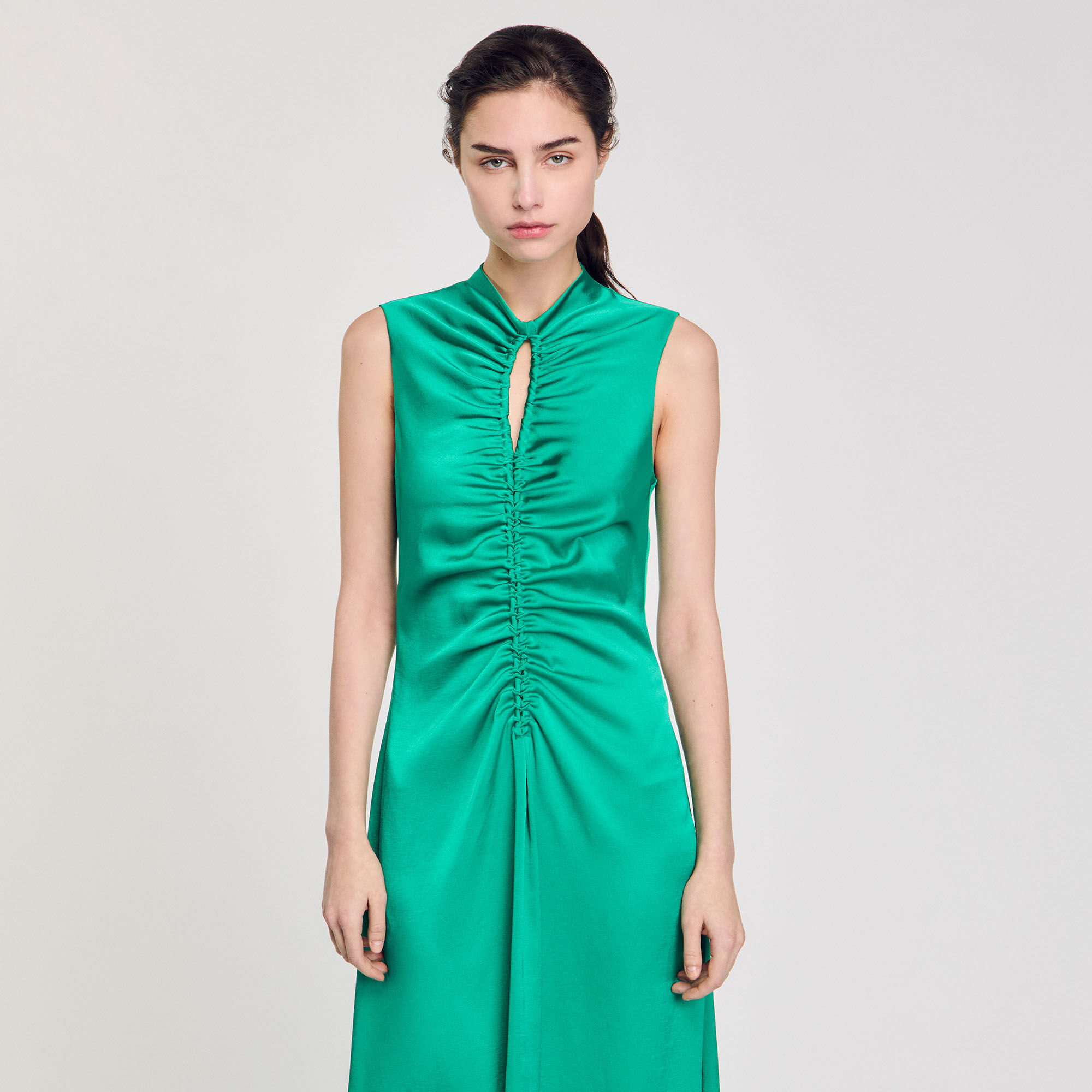 Vestido drapeado de raso