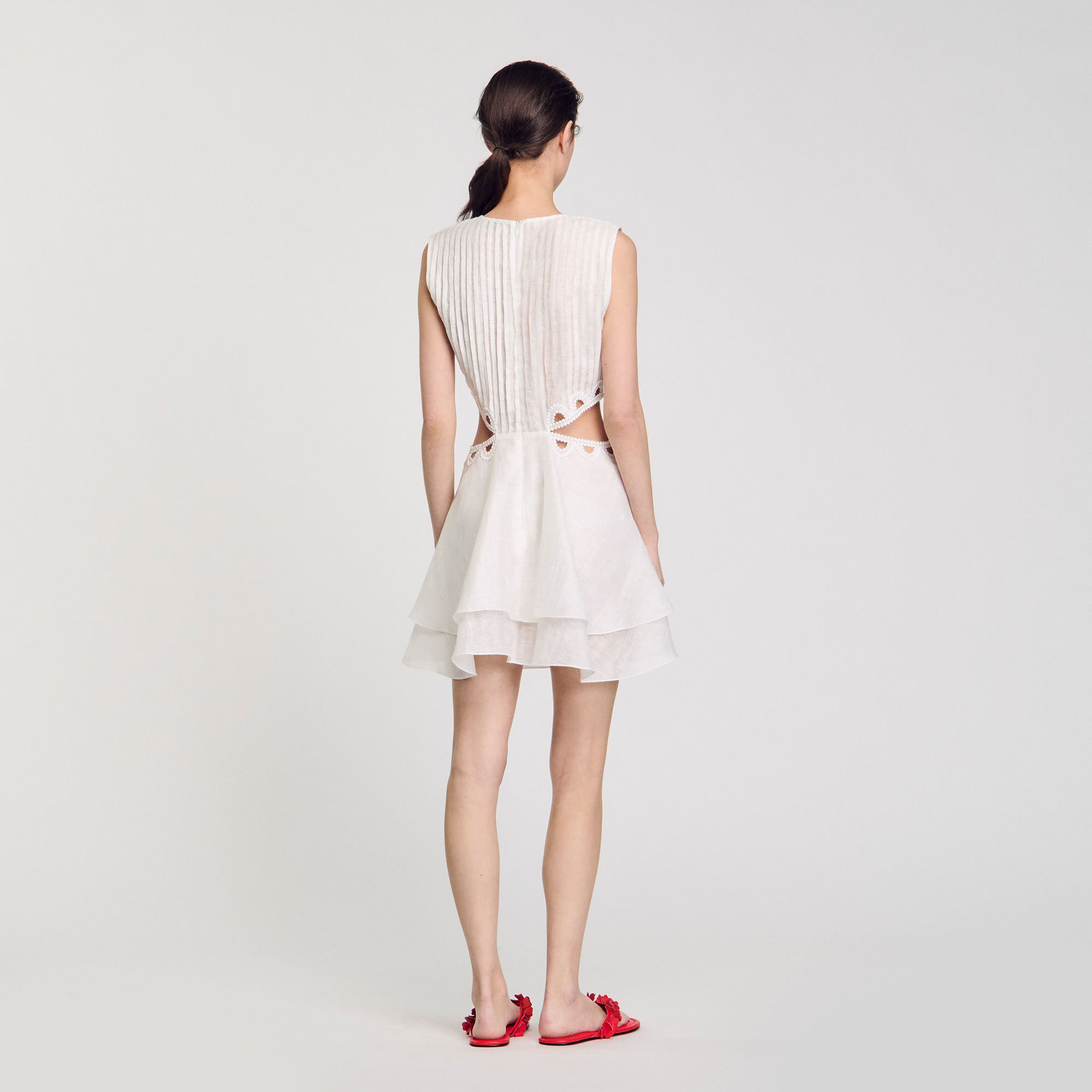 Vestido corto con recortes