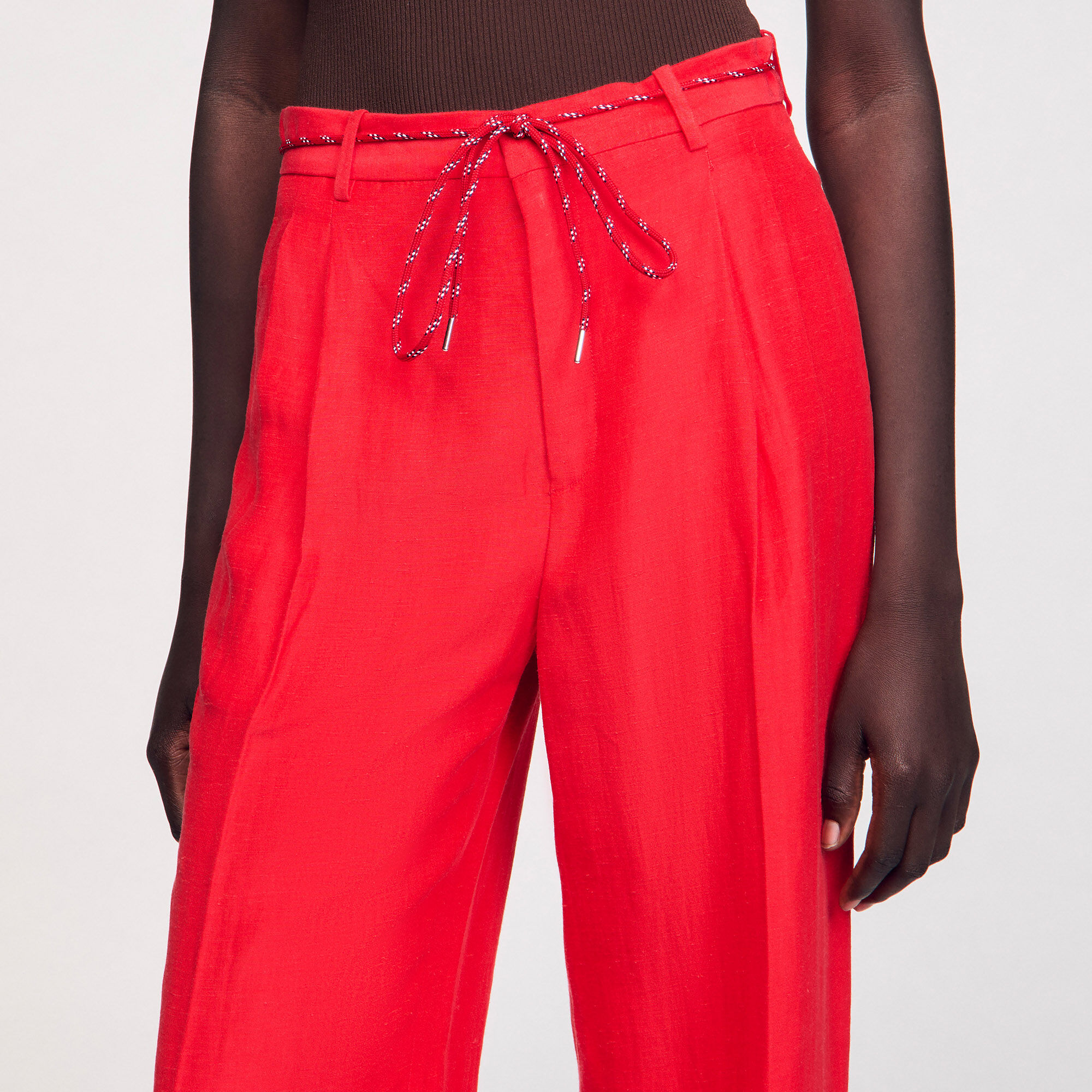 Pantalones con cinturón tipo cordón