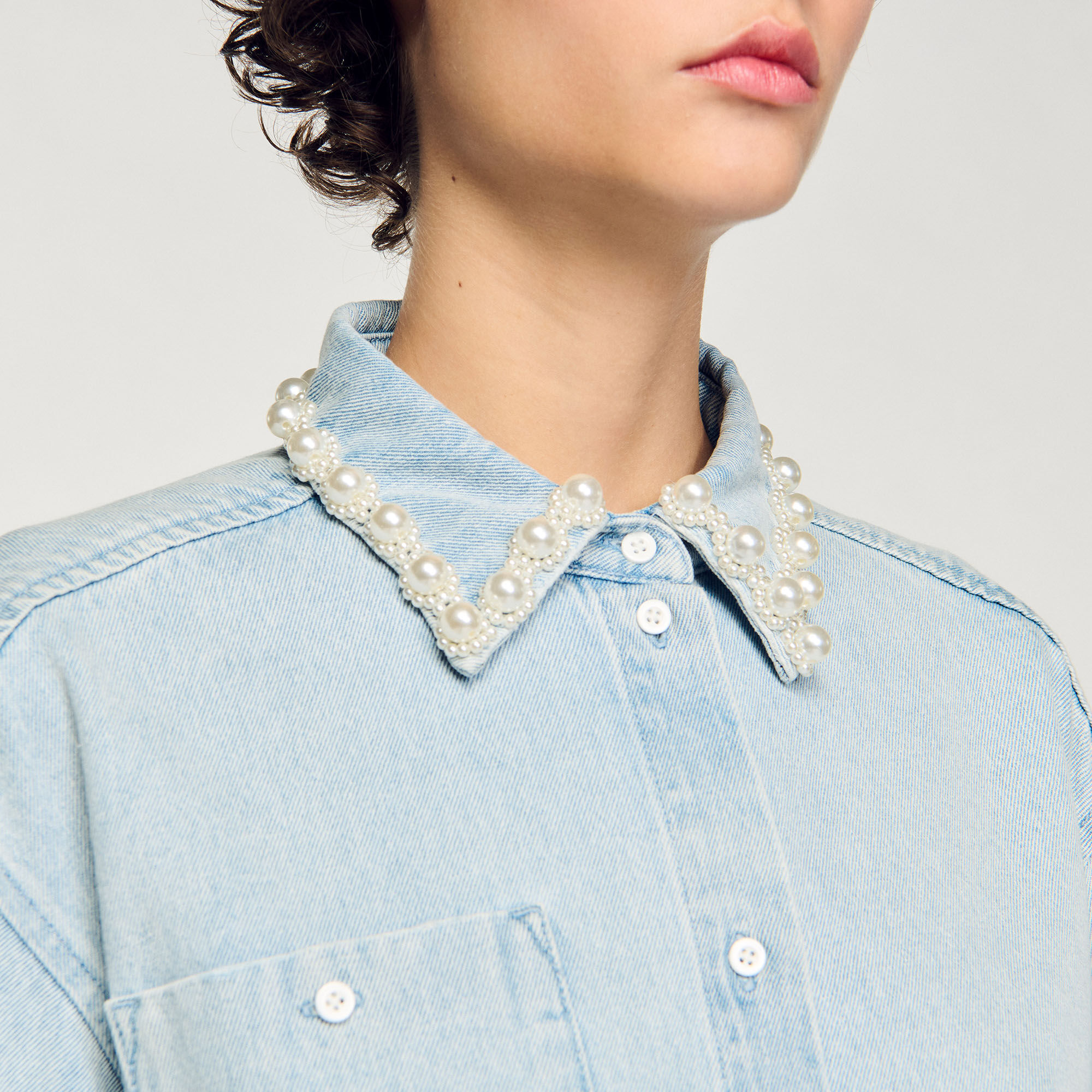 Camisa vaquera con cuello de pedrería