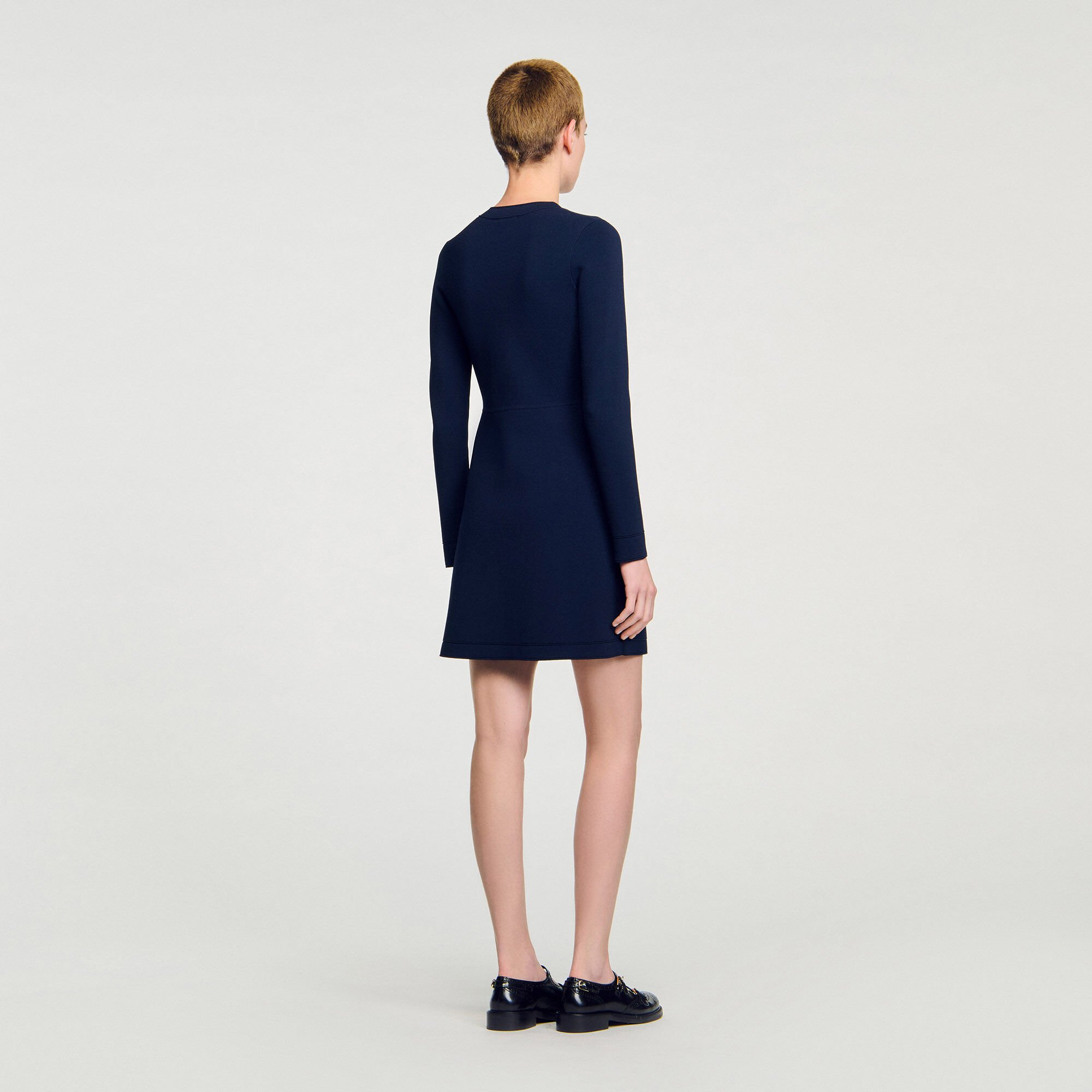 Vestido corto abotonado de punto