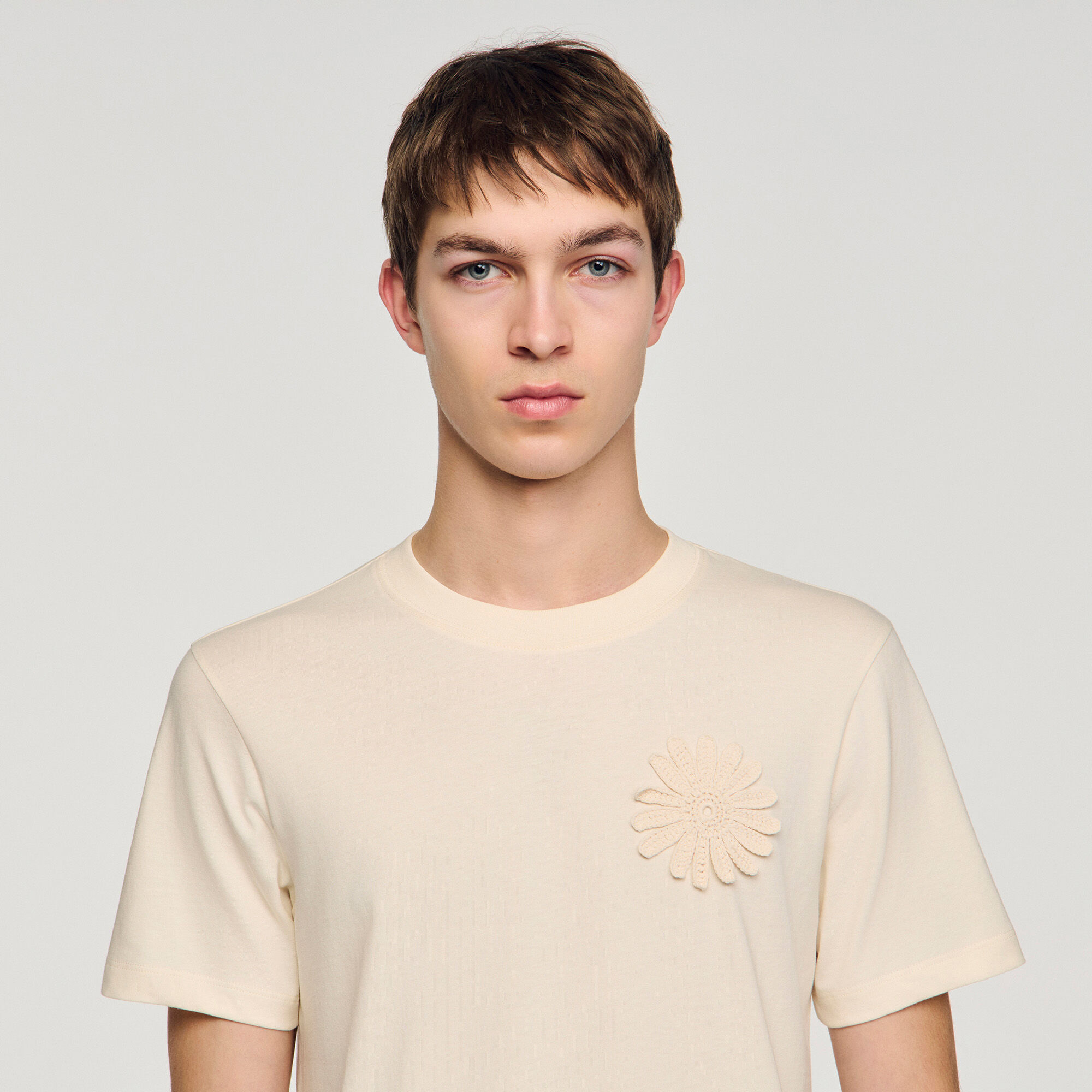 Camiseta de algod&oacute;n flor crochet