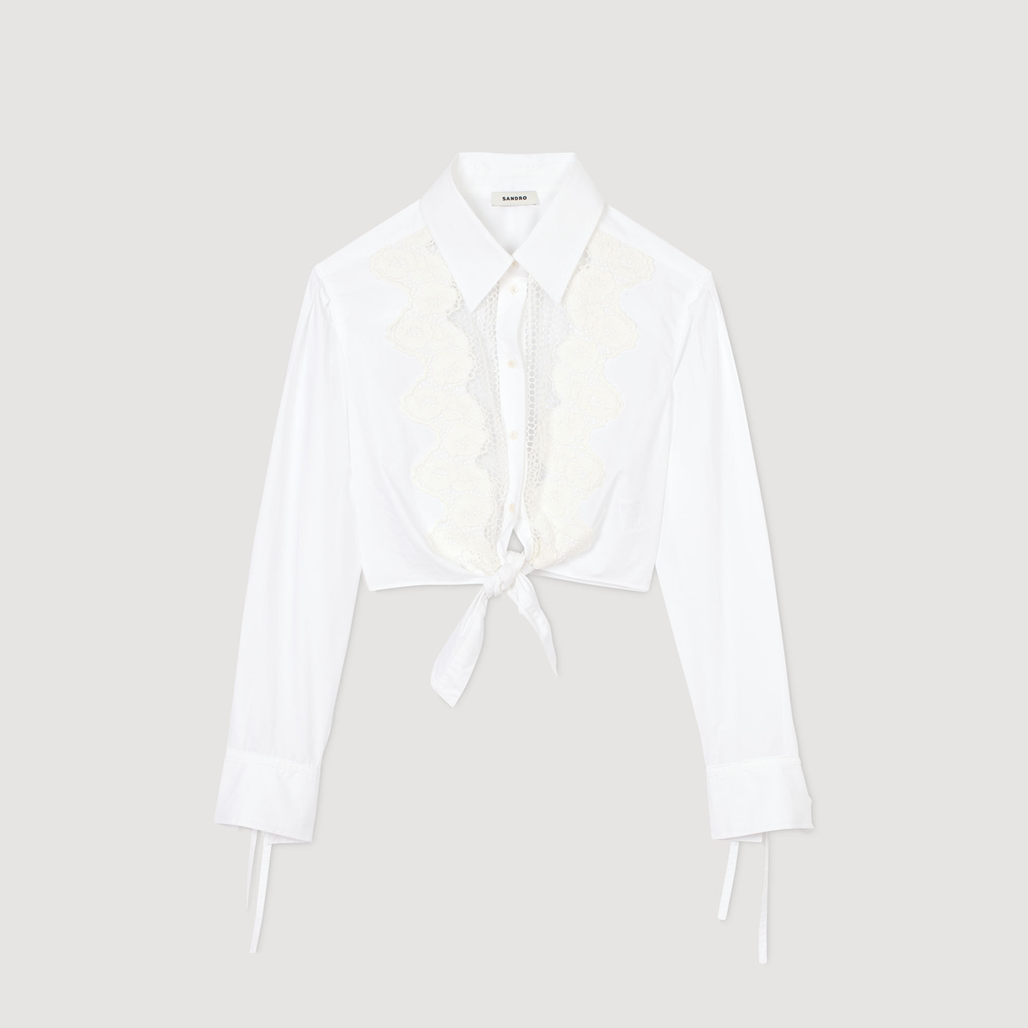 Camisa con plastrón de encaje