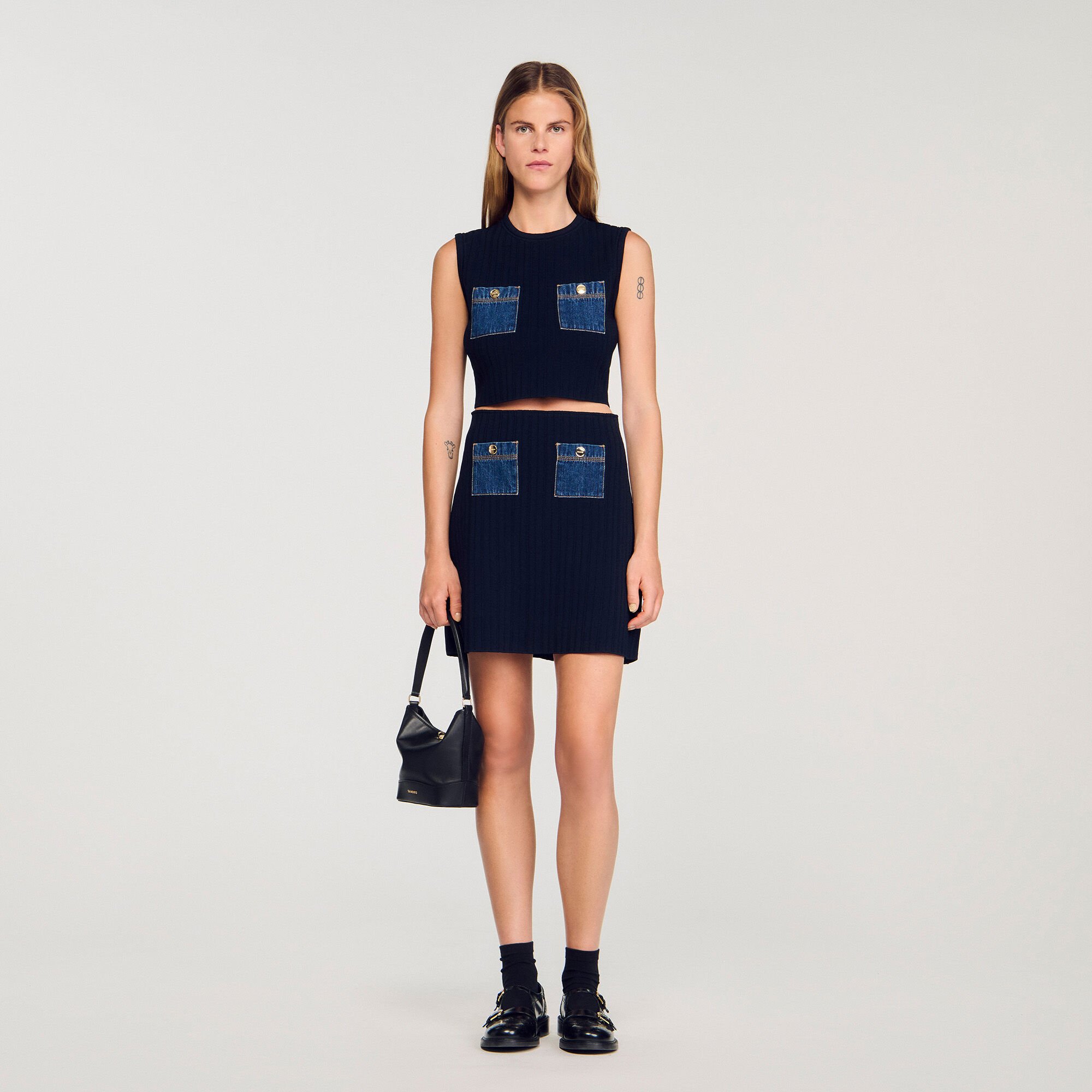 Top de punto y denim