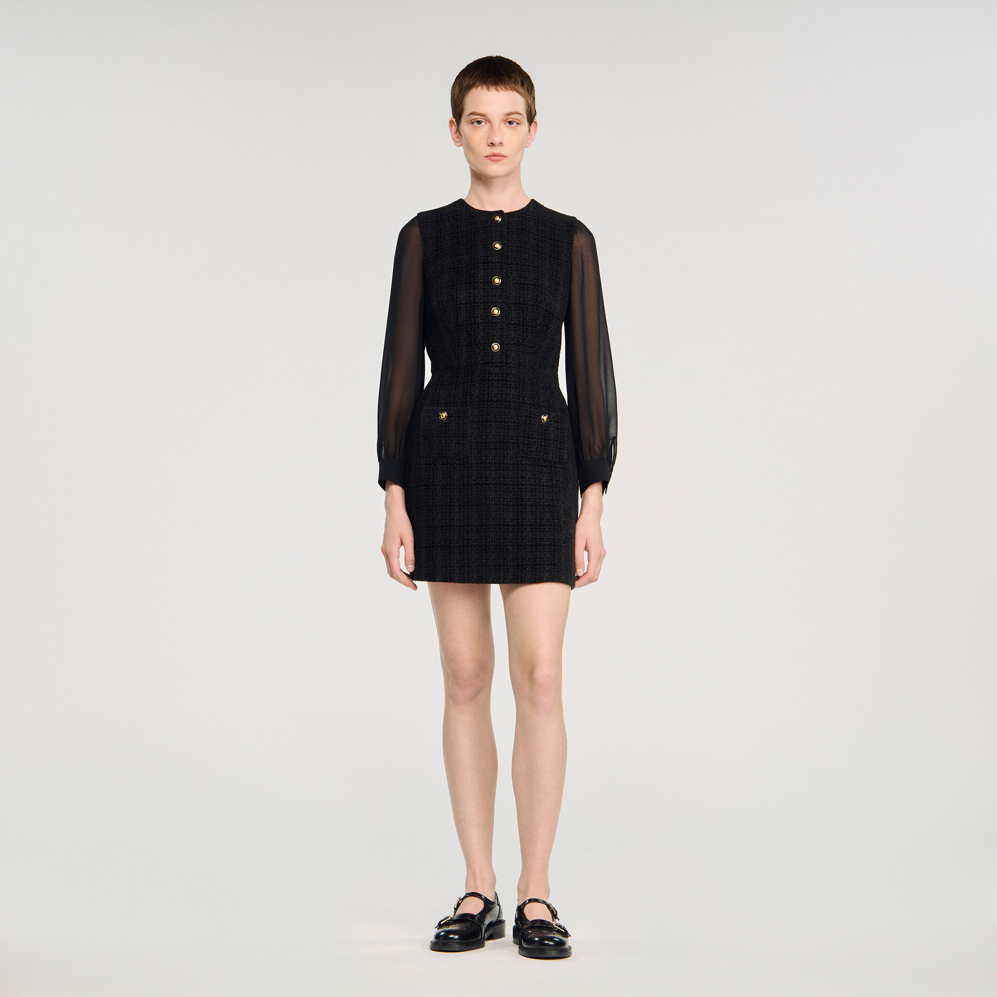 Vestido corto con mangas largas