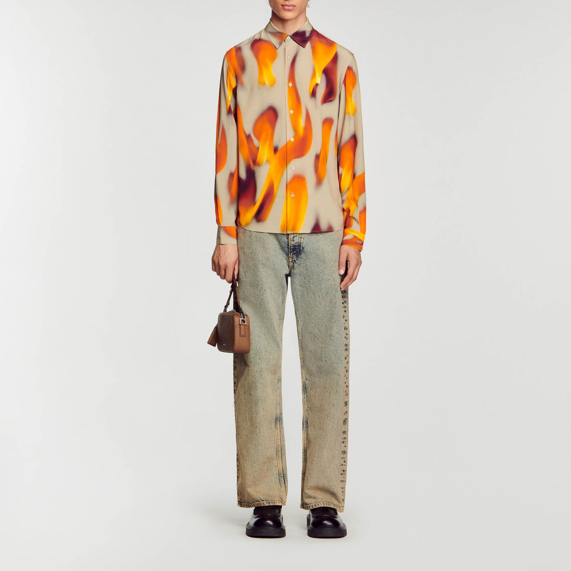 Camisa con motivos de llamas
