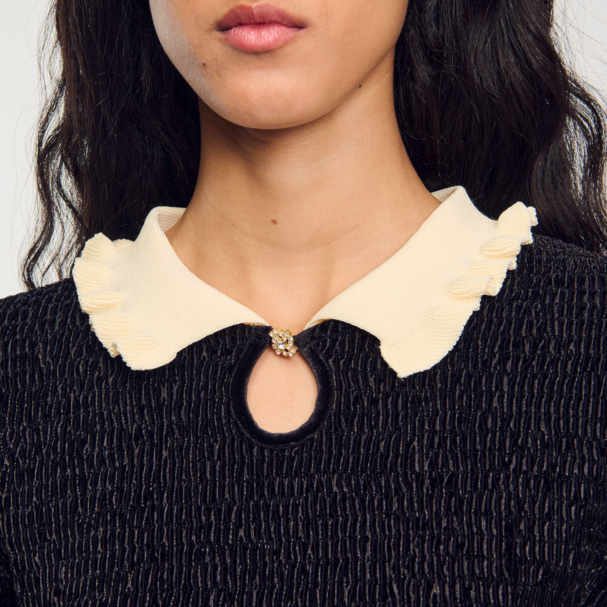 Top fruncido con cuello en contraste