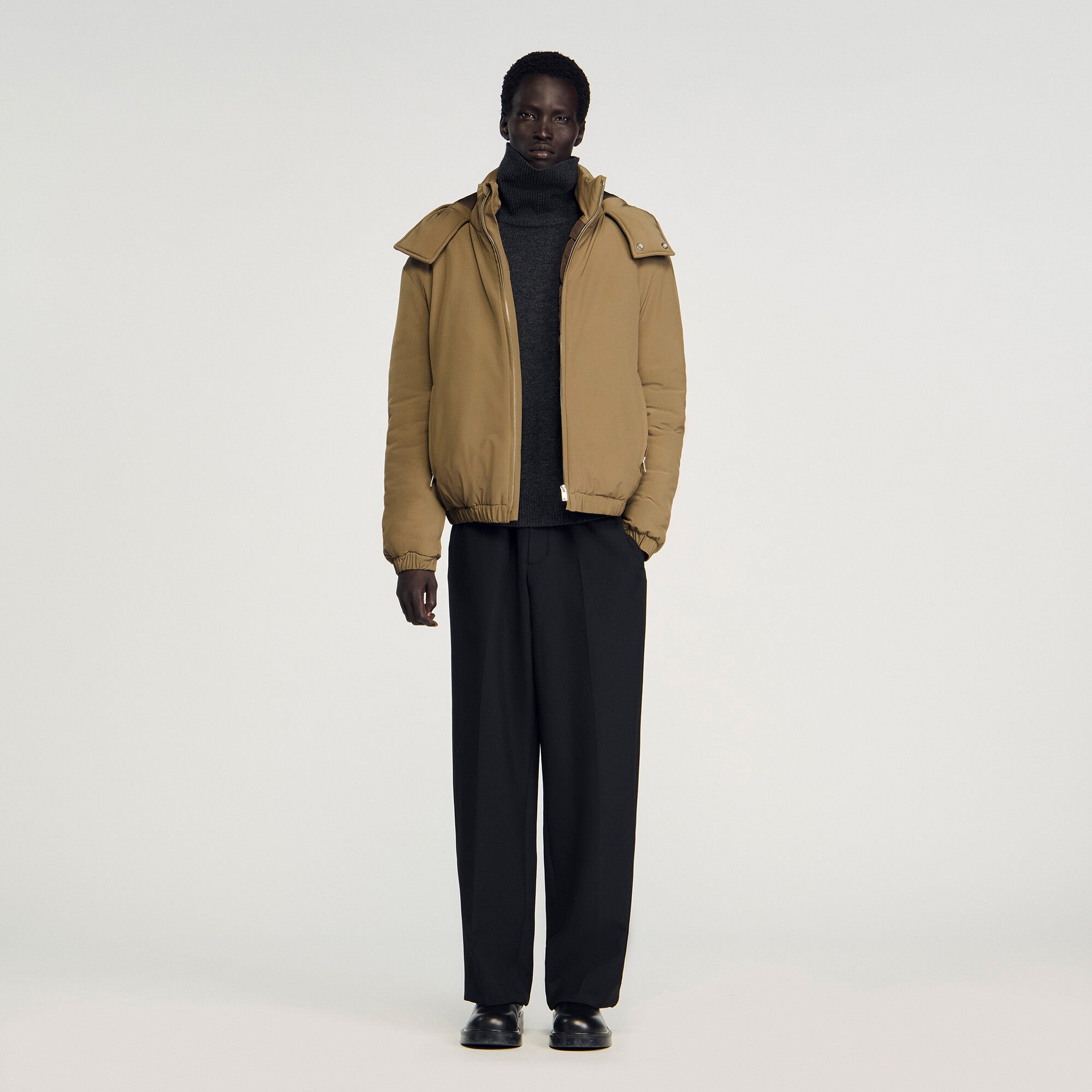 Anorak con cuello alto y capucha