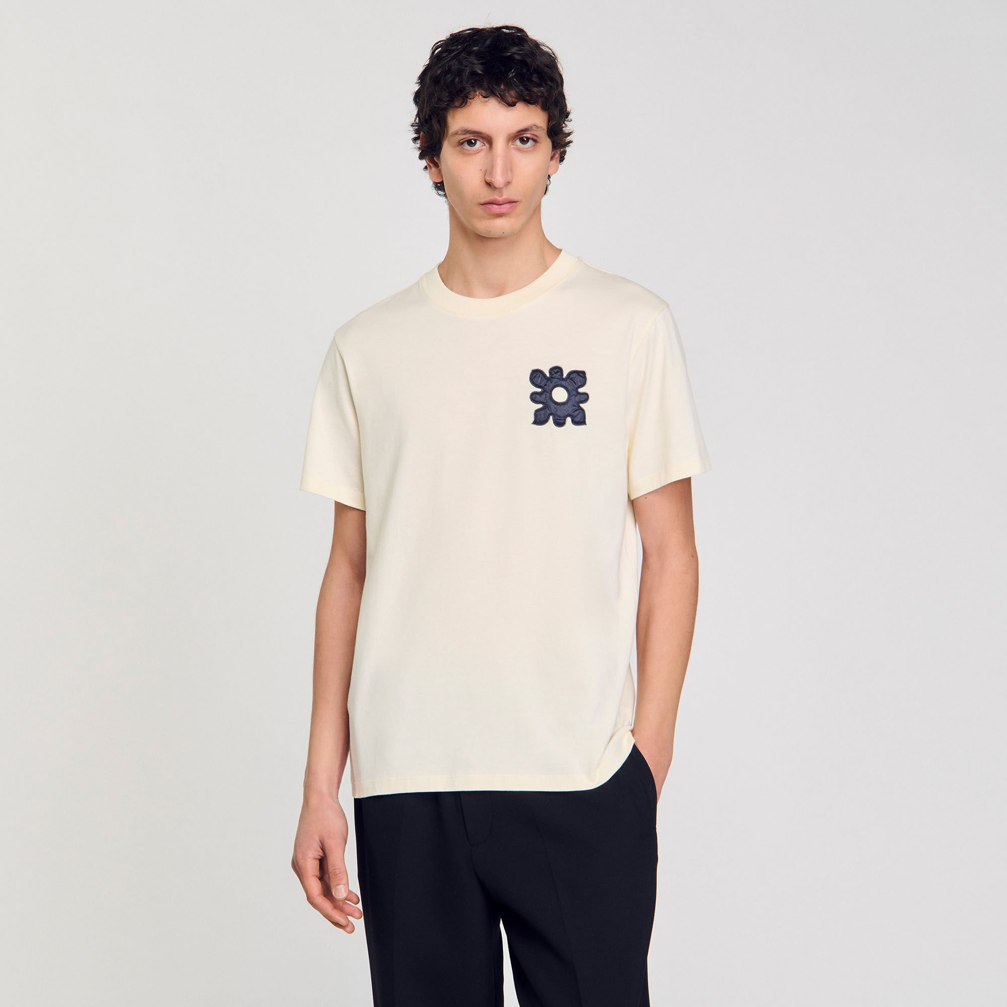 Camiseta con detalle de flor