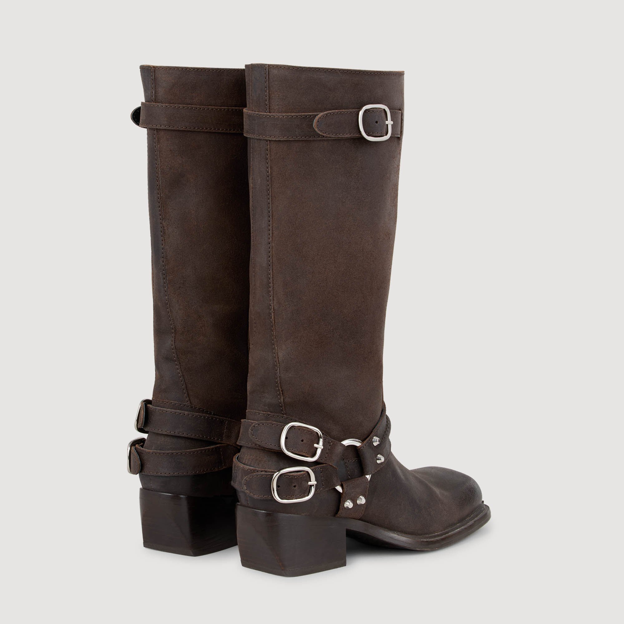 Botas de cuero con hebillas