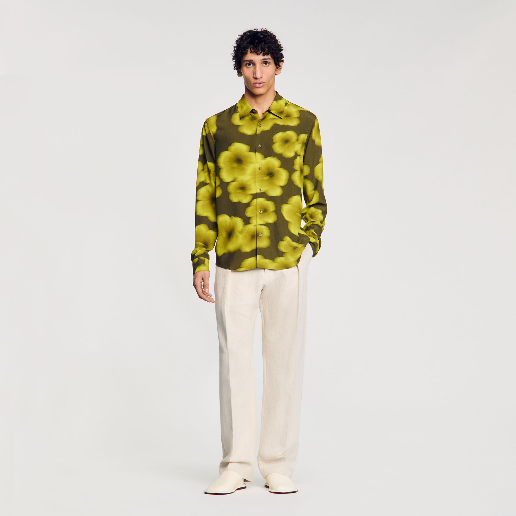 Camisa fluida con flores estampadas