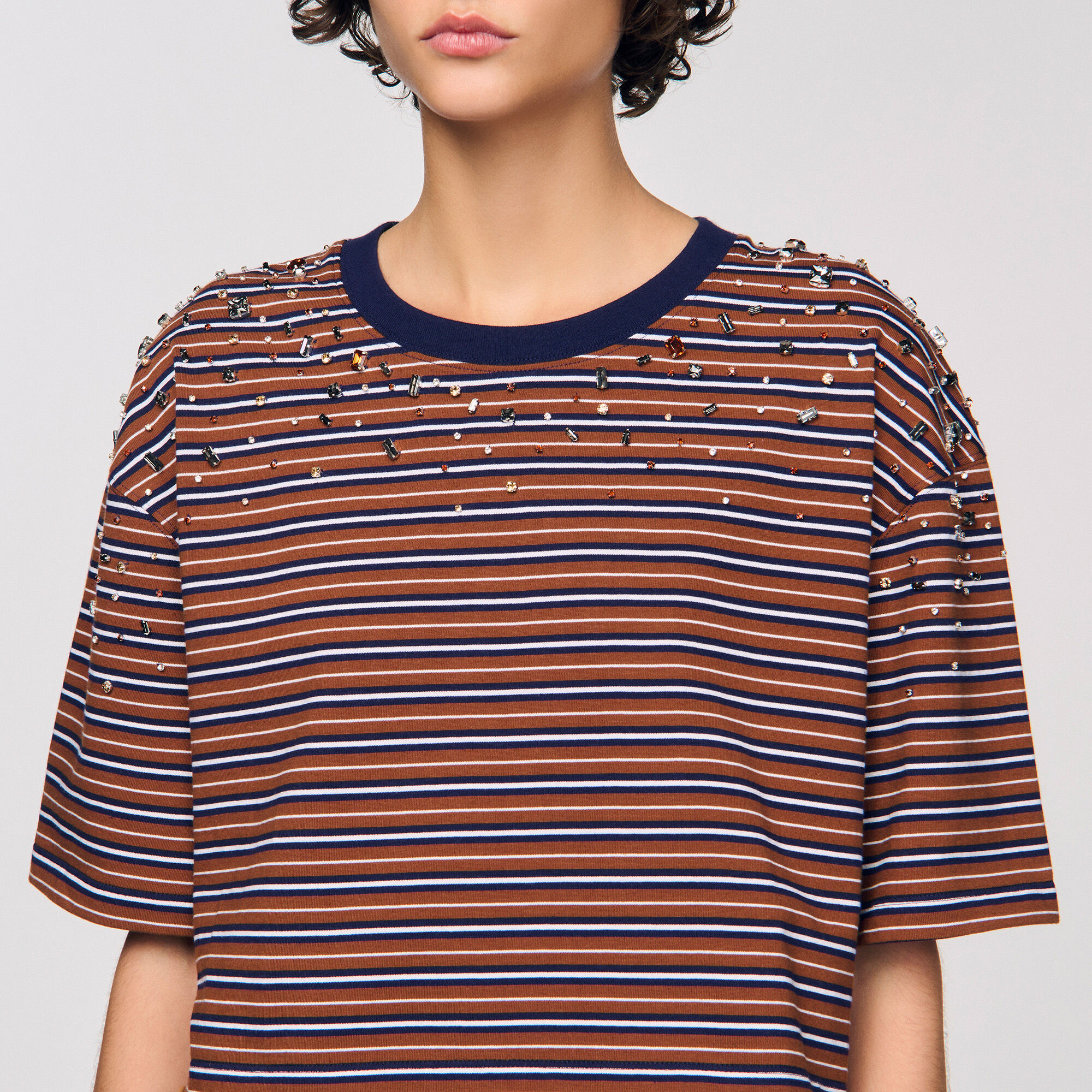 Camiseta a rayas y strass