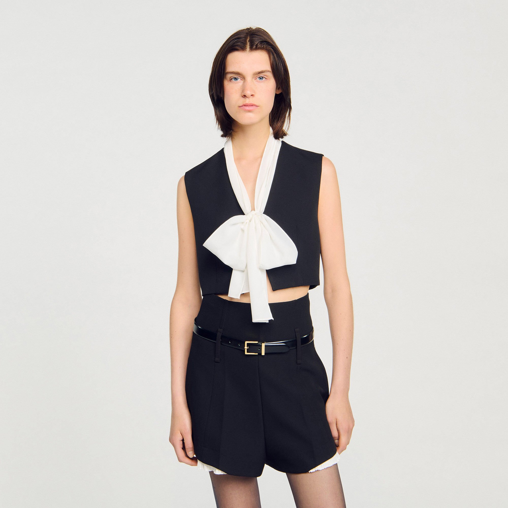 Top corto con cuello lavallière