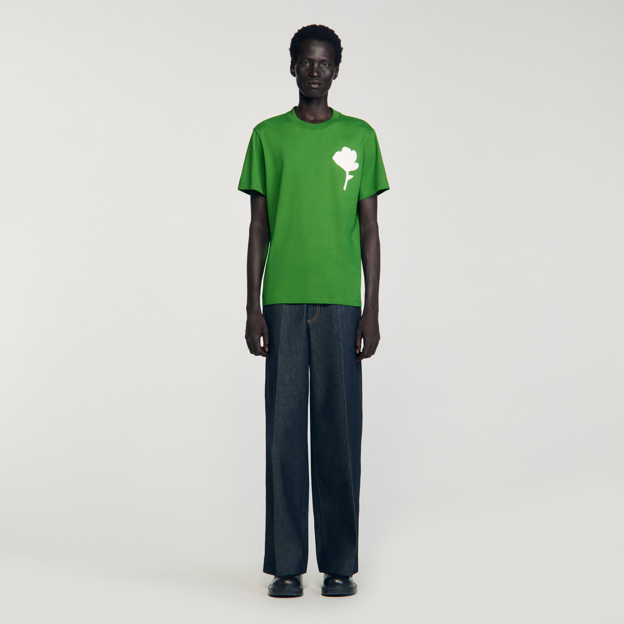 Camiseta con parche de flor