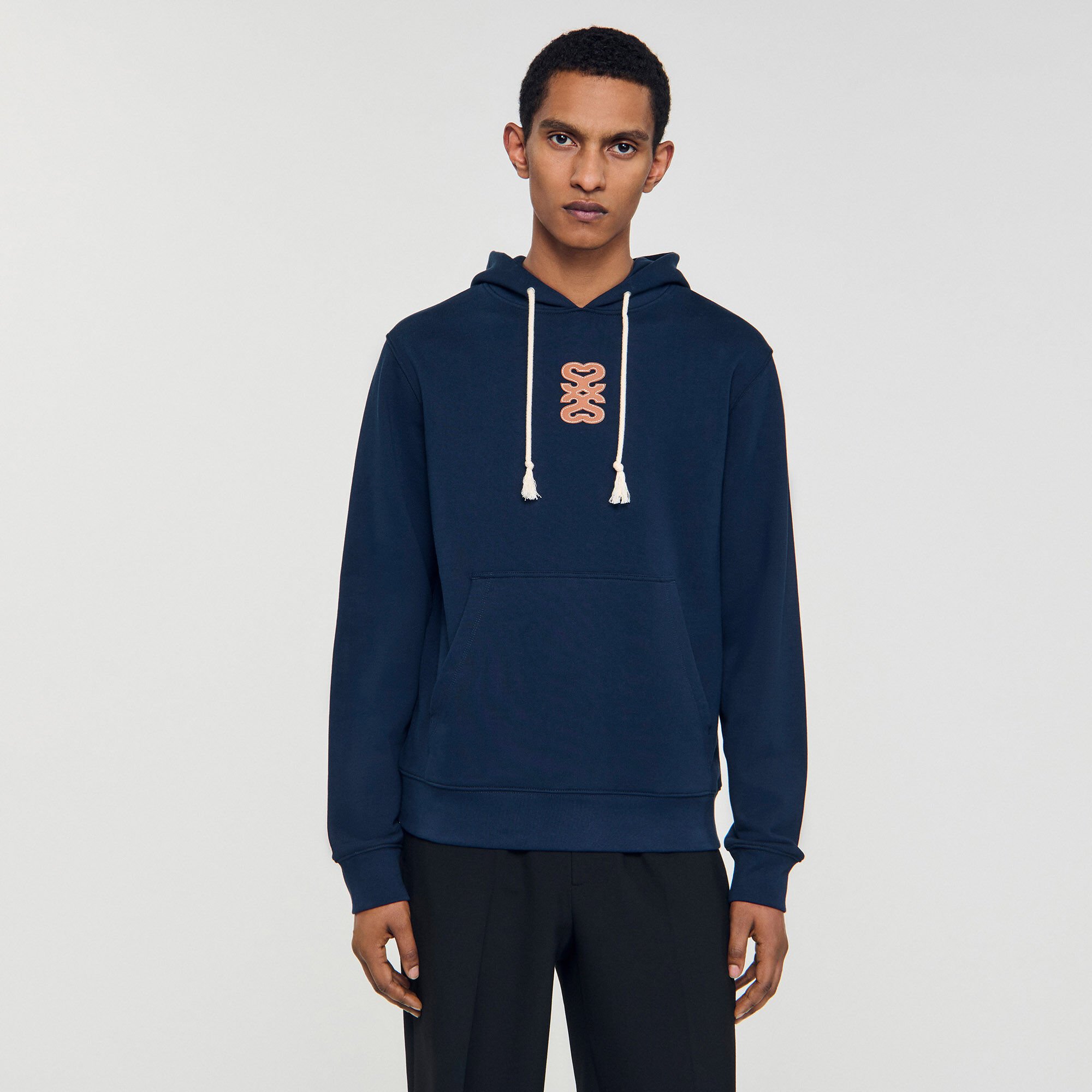 Sudadera con parche de cuero