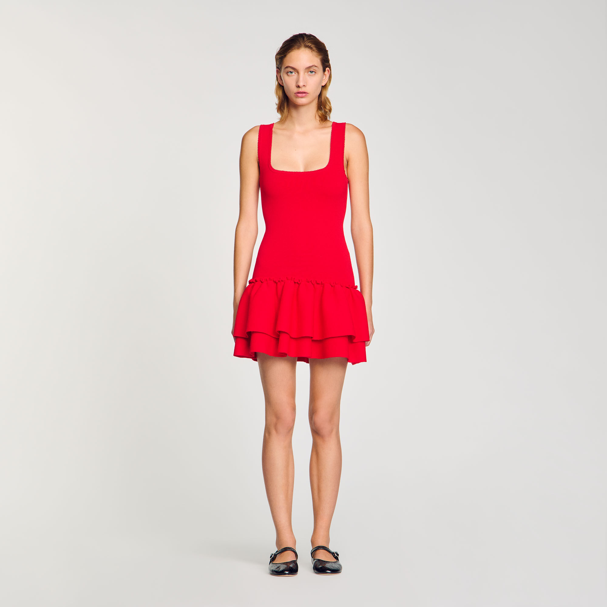 Vestido corto de punto con volantes