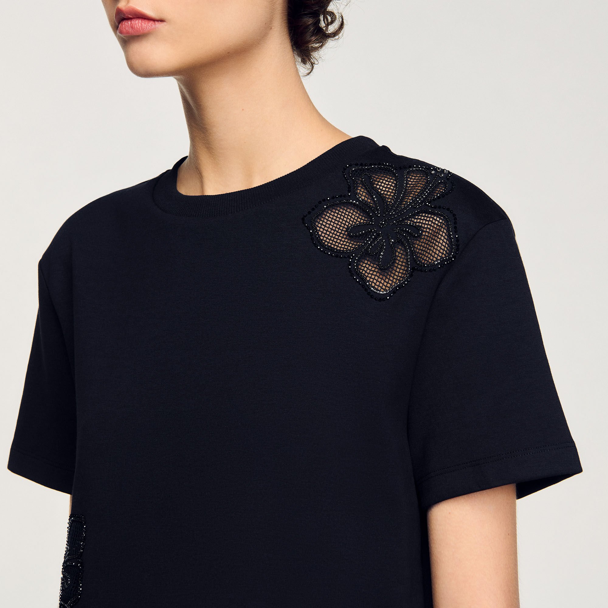 Camiseta con bordado de flor