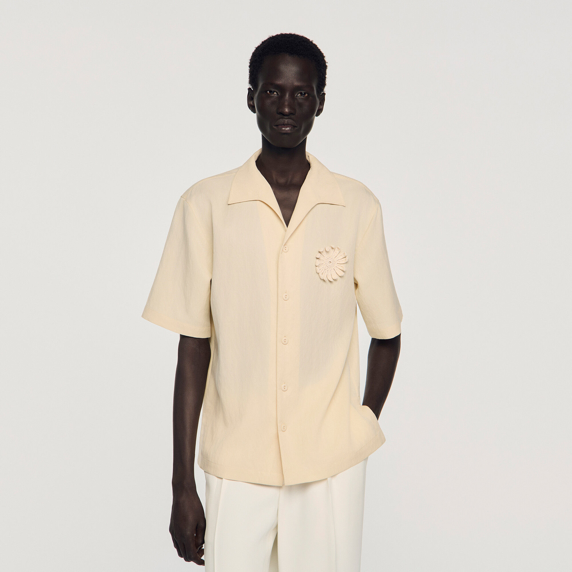 Camisa fluida de flor de ganchillo